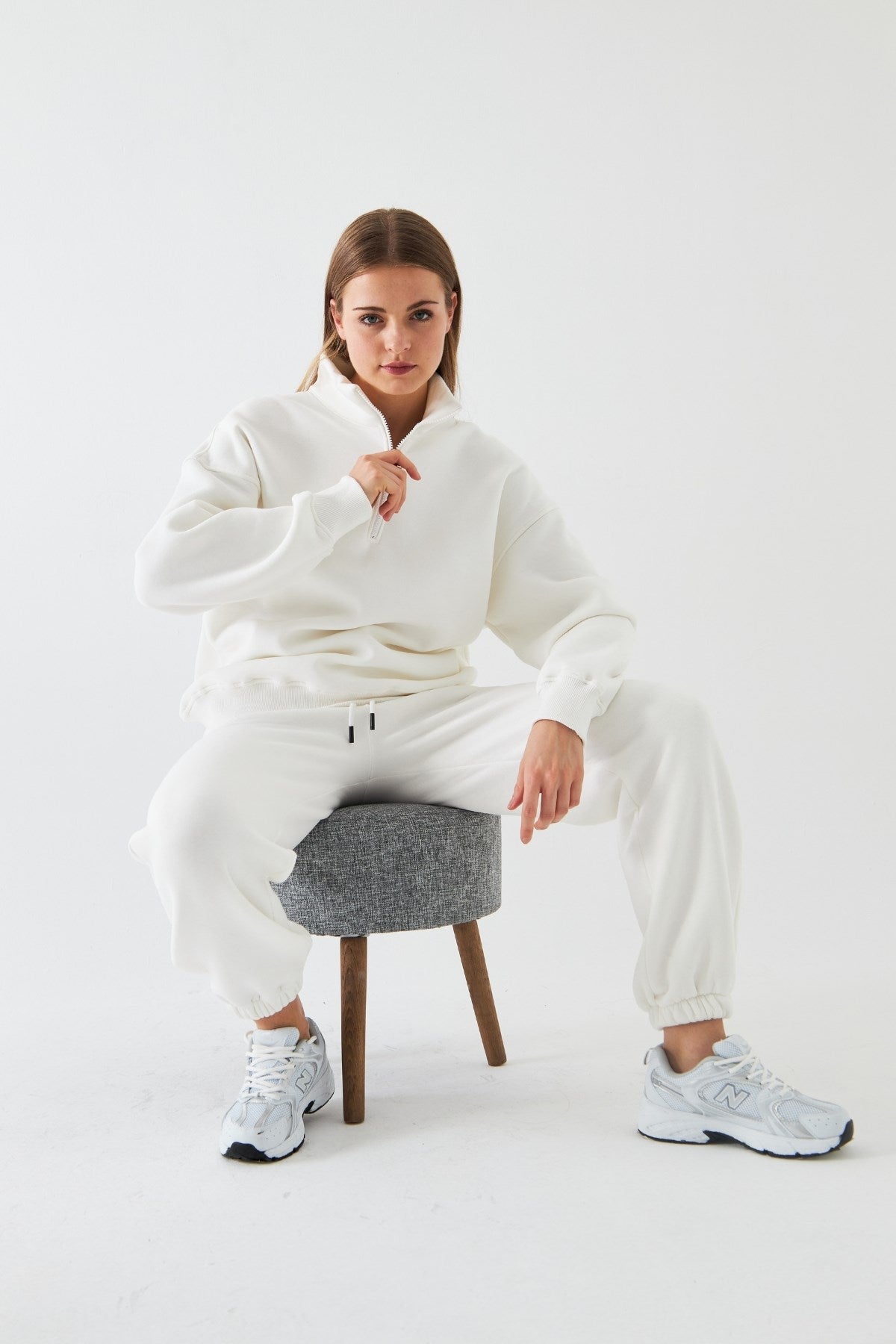 Unisex Oversize Eşofman Takımı Basic Beyaz – Fermuarlı Dik Yaka, Lastikli Paça, 3 İplik Şardonlu Polar