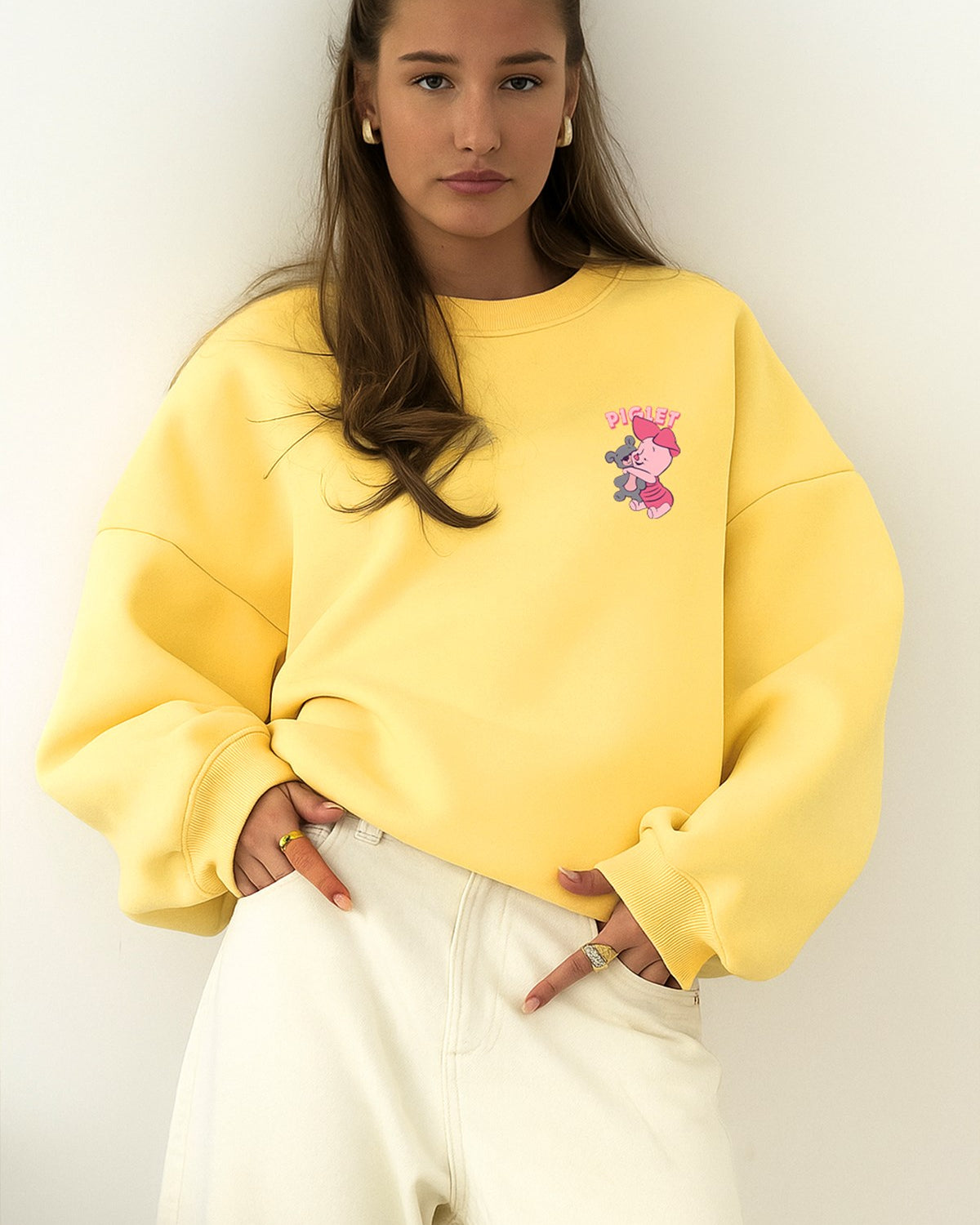 Kadın Oversize Sweatshirt Piglet Hugs Baskılı Sarı – Bisiklet Yaka, 3 İplik Şardonlu Polar