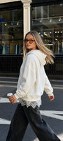 Kadın Oversize Hoodie Lace Muse Dantel Detaylı Beyaz – Kapüşonlu, Bağcıklı, 3 İplik Şardonsuz