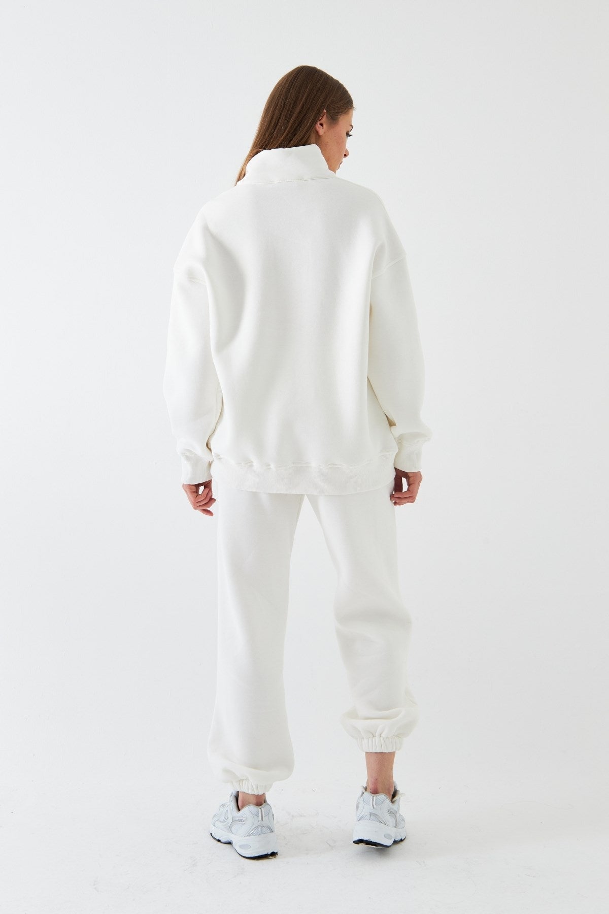 Unisex Oversize Eşofman Takımı Basic Beyaz – Fermuarlı Dik Yaka, Lastikli Paça, 3 İplik Şardonlu Polar