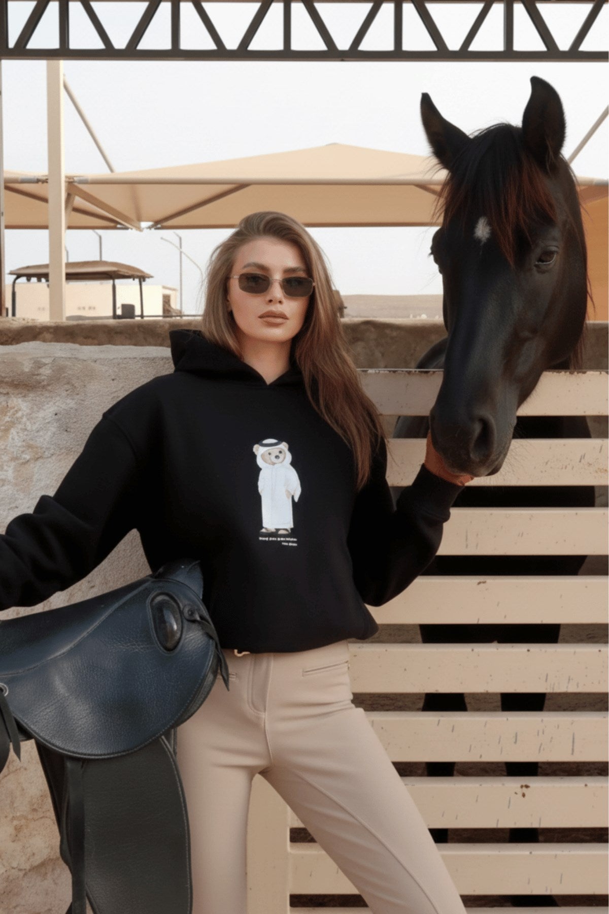 Kadın Oversize Sweatshirt Hoodie Qatari Bear White Siyah – Kapüşonlu, 3 İplik Polar, Kanguru Cepli