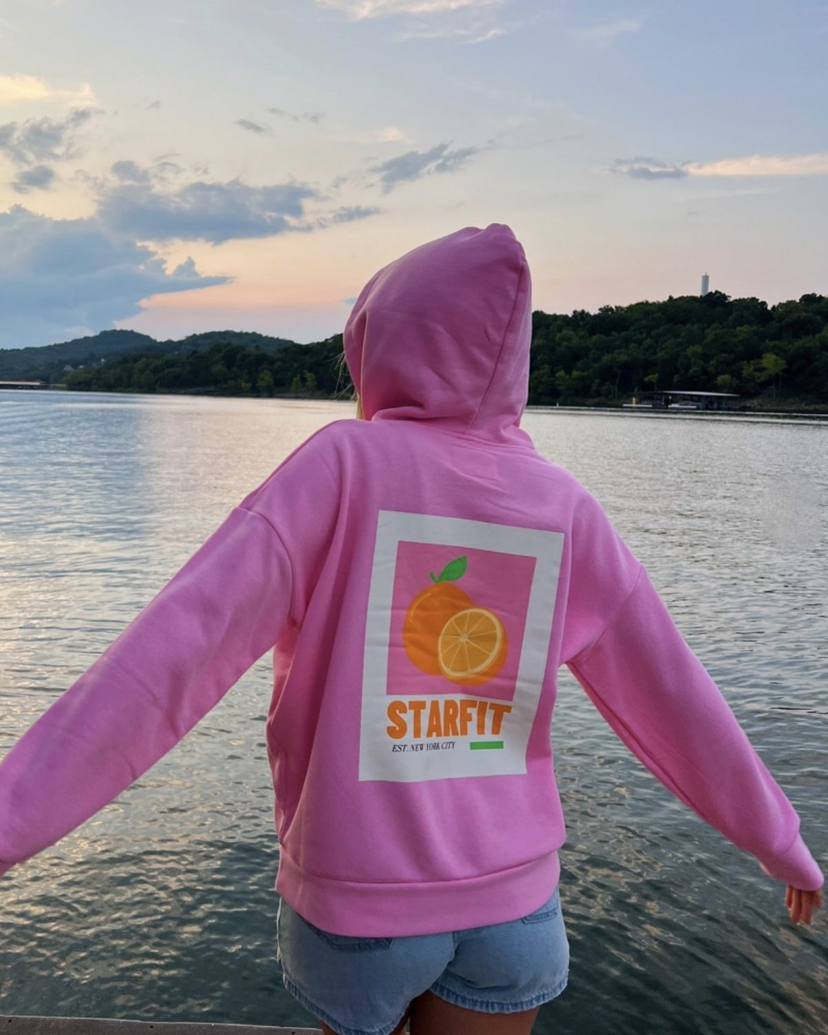 Pembe Oversize Hoodie Pembe – 3 İplik Şardonlu, Kapüşonlu Kanguru Cepli, Sırt Tam Portakal Baskı