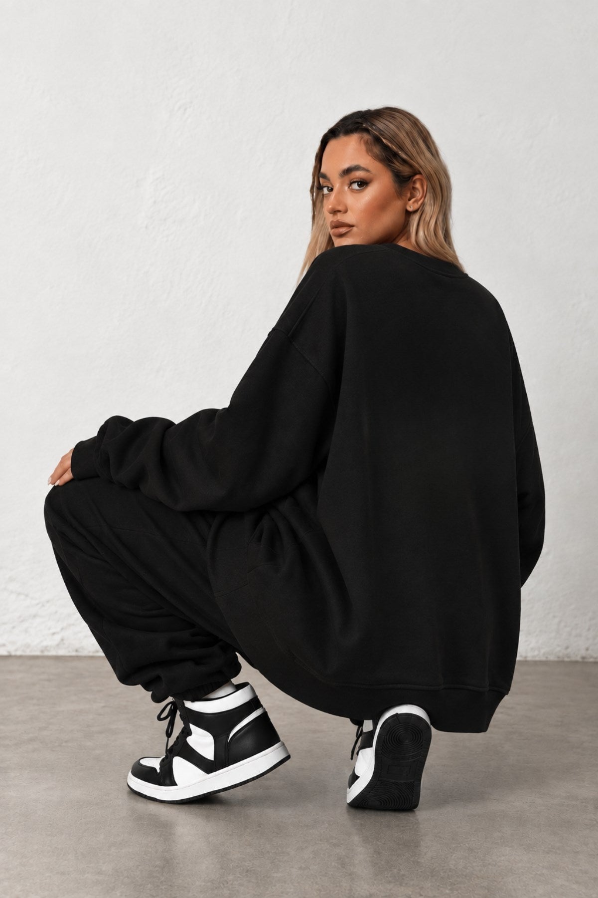 Kadın Oversize Sweatshirt Elbise Bad Club Siyah – Bisiklet Yaka, 3 İplik Şardonlu Polar