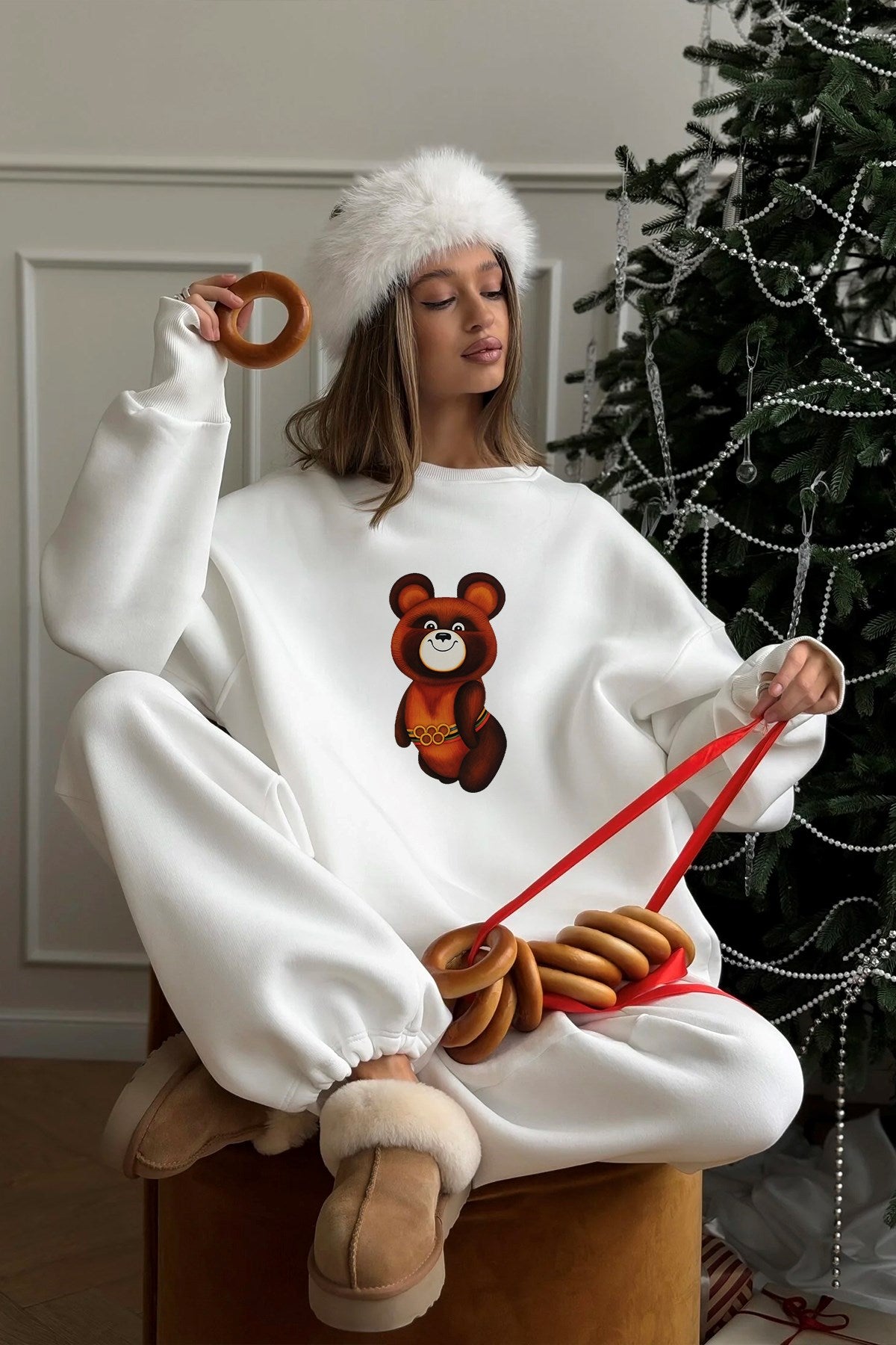 Kadın Oversize Sweatshirt Elbise Misha Mood Baskılı Beyaz – Bisiklet Yaka, 3 İplik Şardonlu Polar