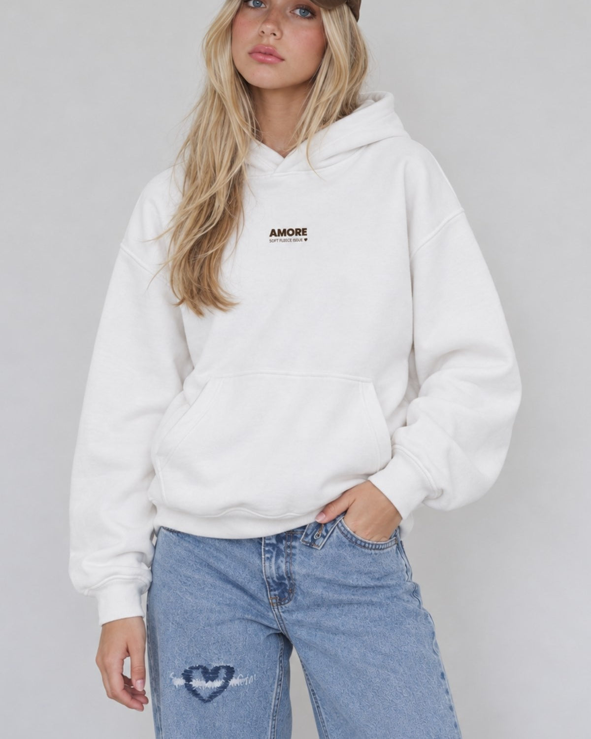 Kadın Oversize Hoodie Amore Baskılı Beyaz – Kapüşonlu, Kanguru Cepli, 3 İplik Şardonlu Polar