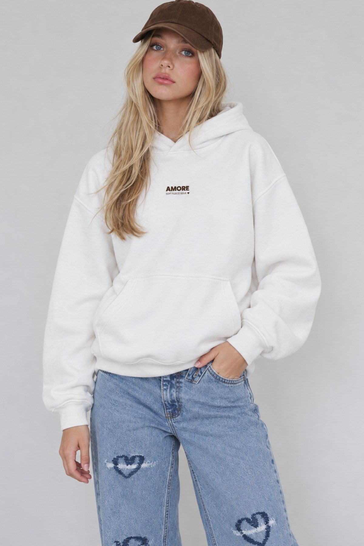 Kadın Oversize Hoodie Amore Baskılı Beyaz – Kapüşonlu, Kanguru Cepli, 3 İplik Şardonlu Polar