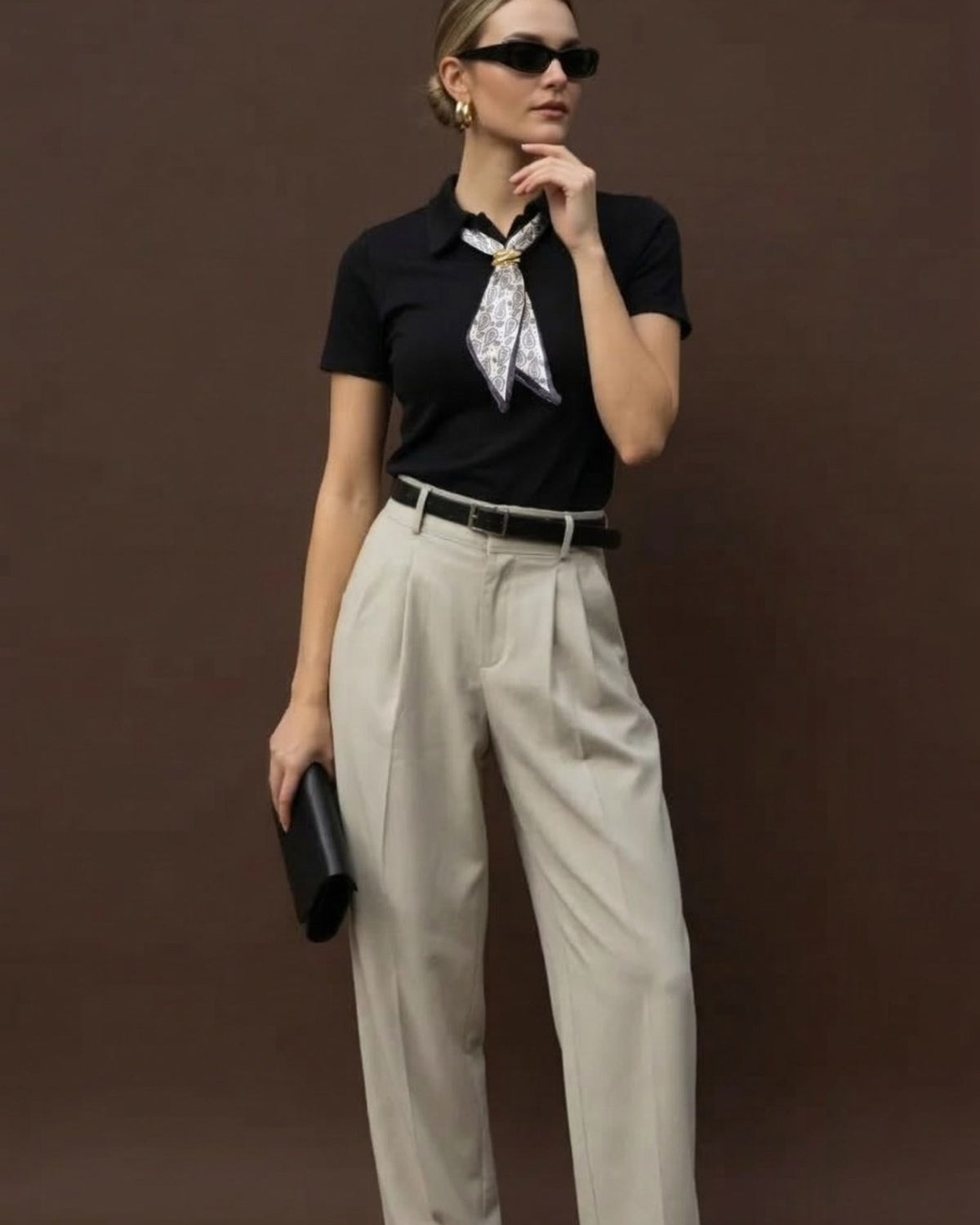 Kadın Polo Yaka Tişört Saten Fularlı Detaylı Siyah – %100 Pamuk, Metal Aksesuarlı, Kısa Kollu.