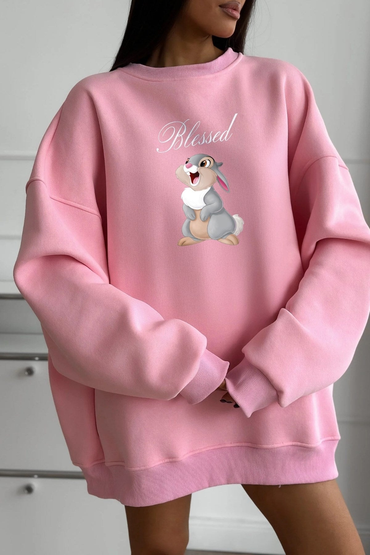 Kadın Oversize Sweatshirt Elbise Blessed Bunny Baskılı Pembe – Bisiklet Yaka, 3 İplik Şardonlu Polar