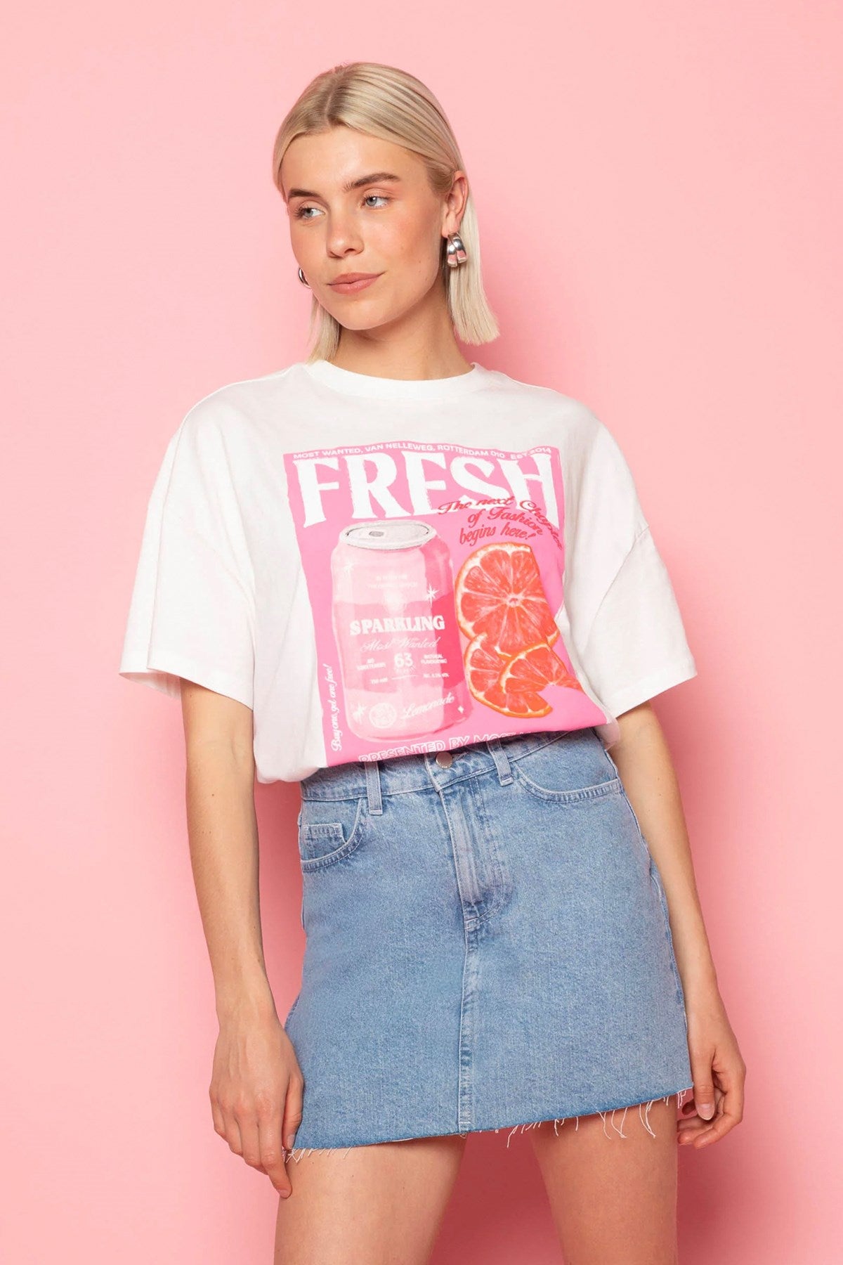 Kadın Oversize Tişört Fresh Spark Baskılı Beyaz – Bisiklet Yaka, %100 Pamuk Compact Süprem 24/1