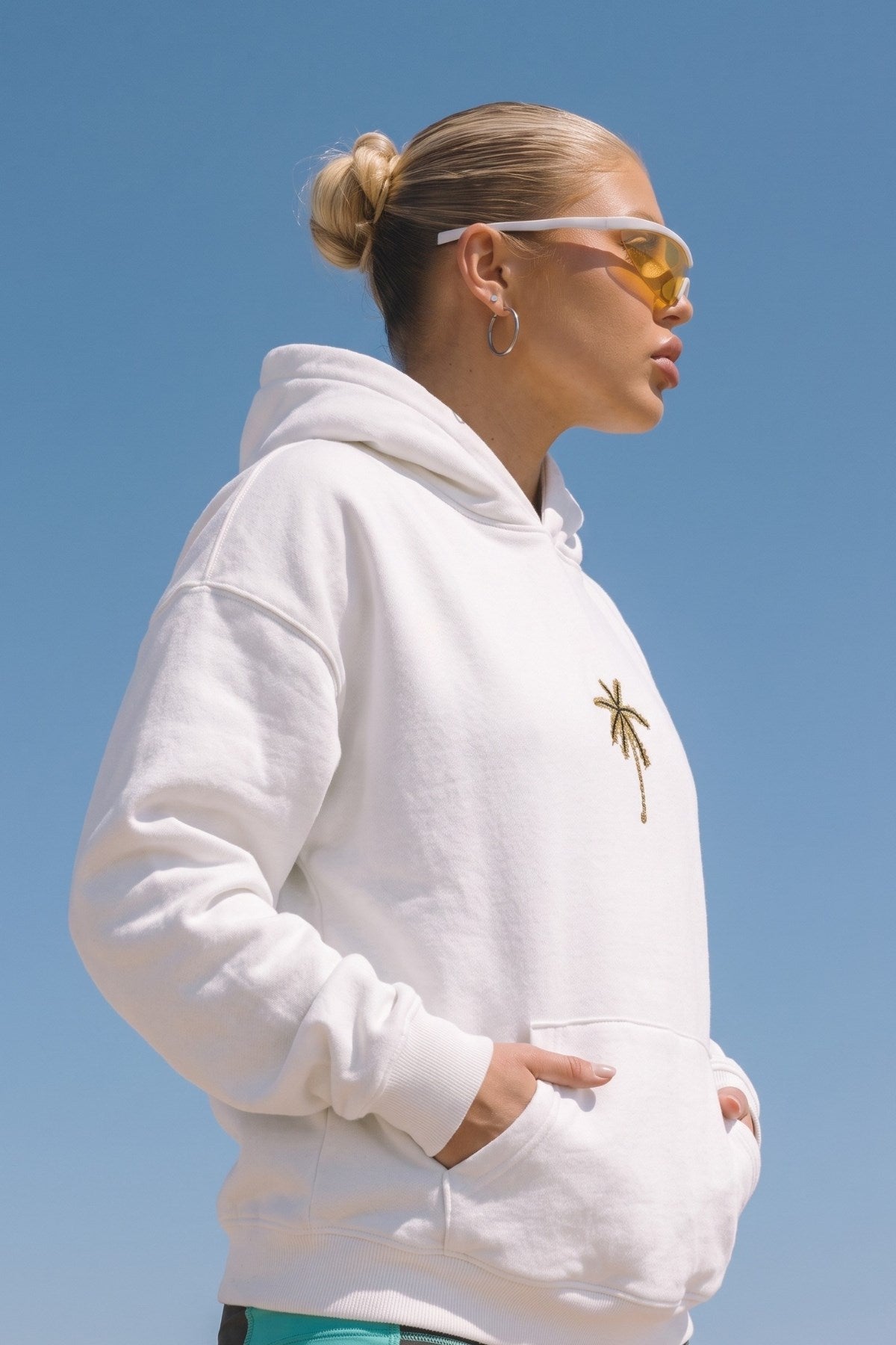 Kadın Oversize Hoodie Palmiye Nakışlı Beyaz – Kapüşonlu, Kanguru Cepli, 3 İplik Polar