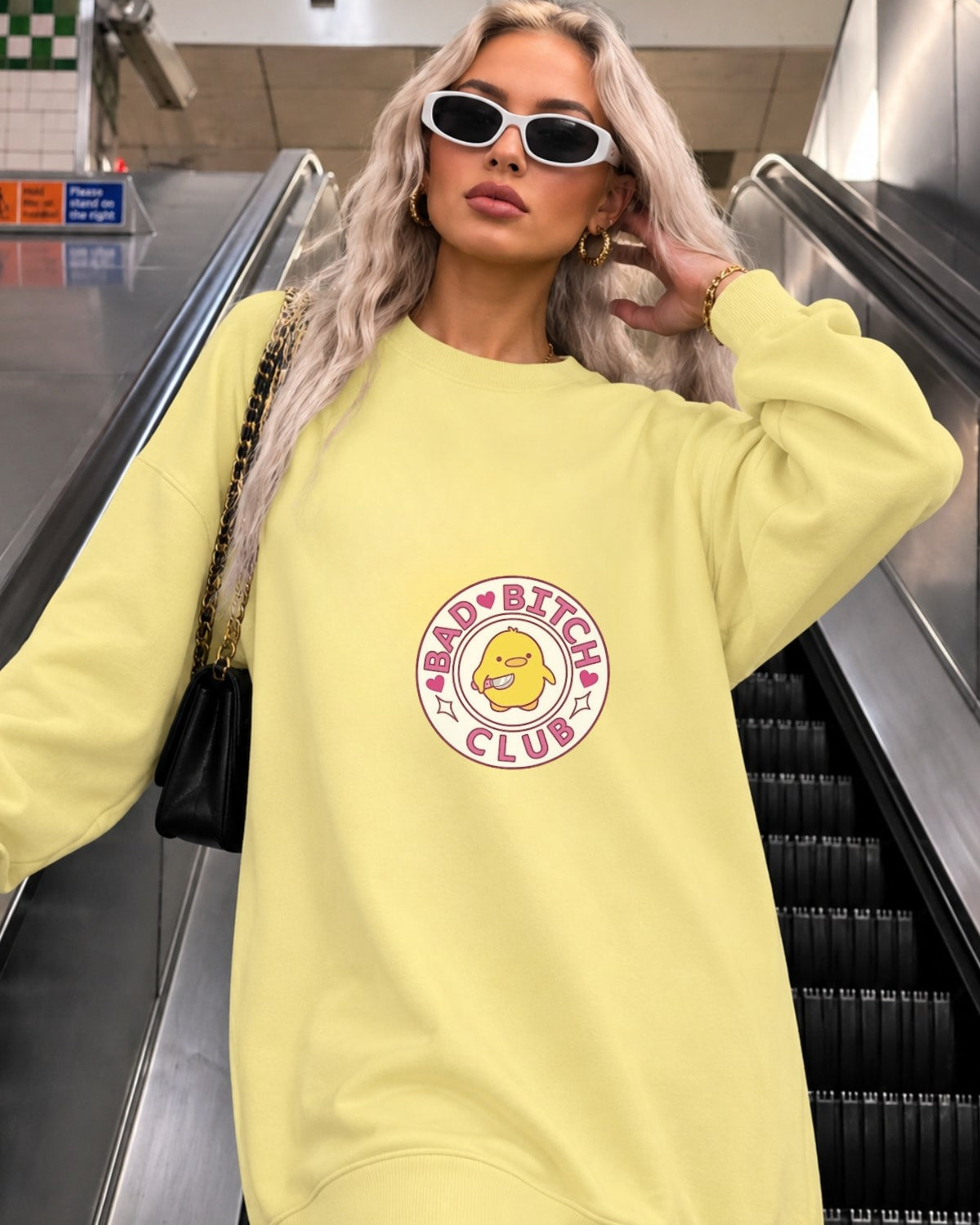 Kadın Oversize Sweatshirt Elbise Bad Club Baskılı Sarı – Bisiklet Yaka, 3 İplik Şardonlu Polar