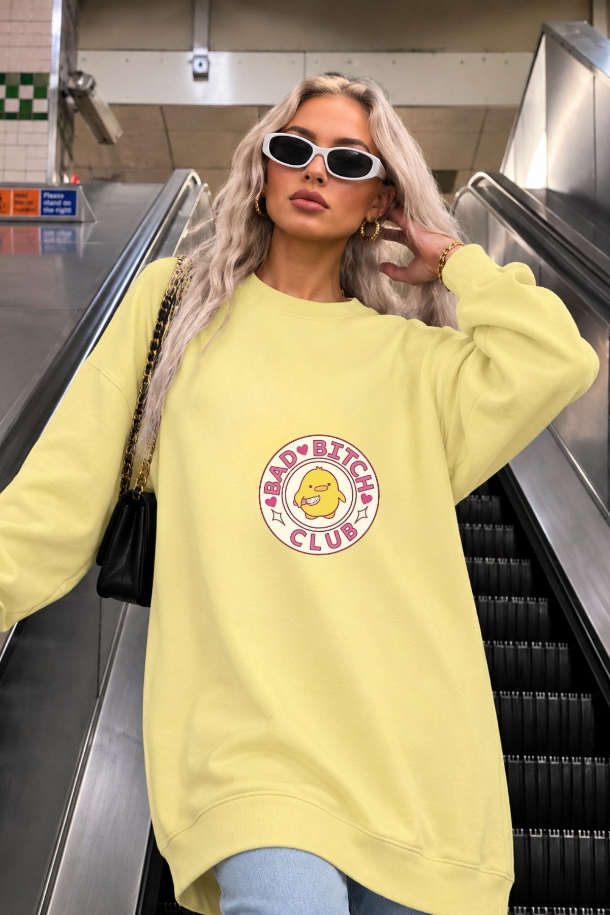 Kadın Oversize Sweatshirt Elbise Bad Club Baskılı Sarı – Bisiklet Yaka, 3 İplik Şardonlu Polar