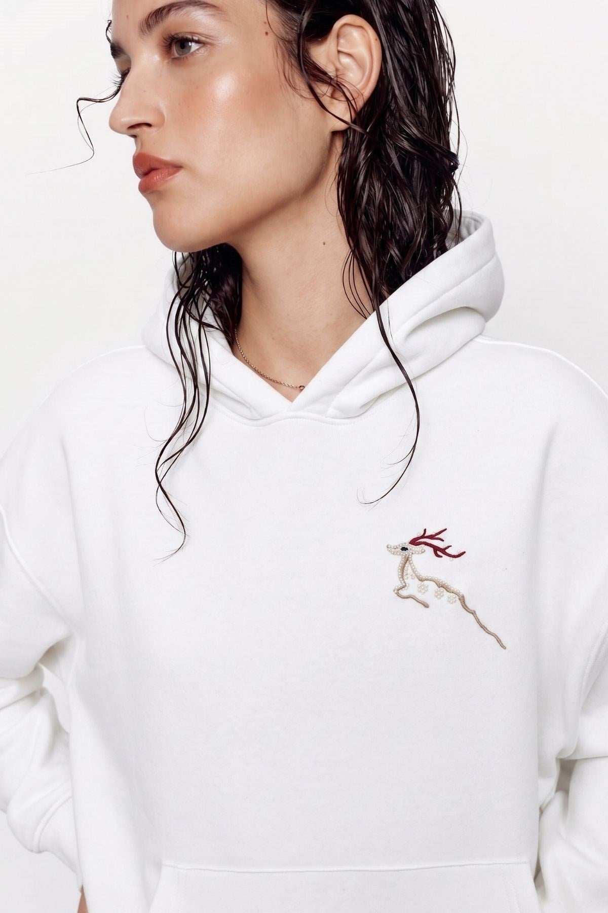 Kadın Oversize Hoodie Geyik Nakışlı Beyaz – Kapüşonlu, Kanguru Cepli, 3 İplik Şardonlu Polar