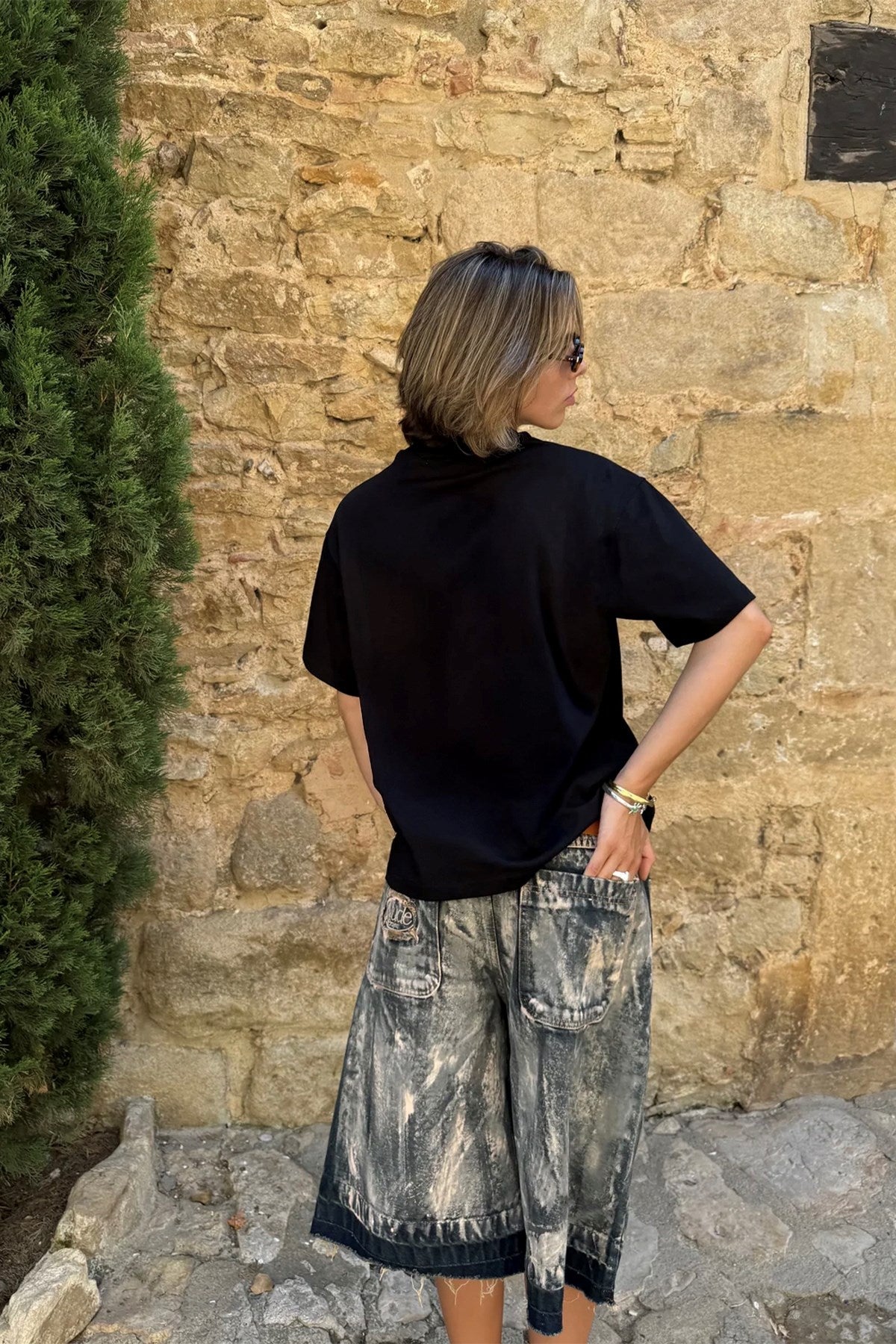 Kadın Oversize Tişört Trench Bear Baskılı Siyah – Bisiklet Yaka, Rahat Kalıp, %100 Pamuk