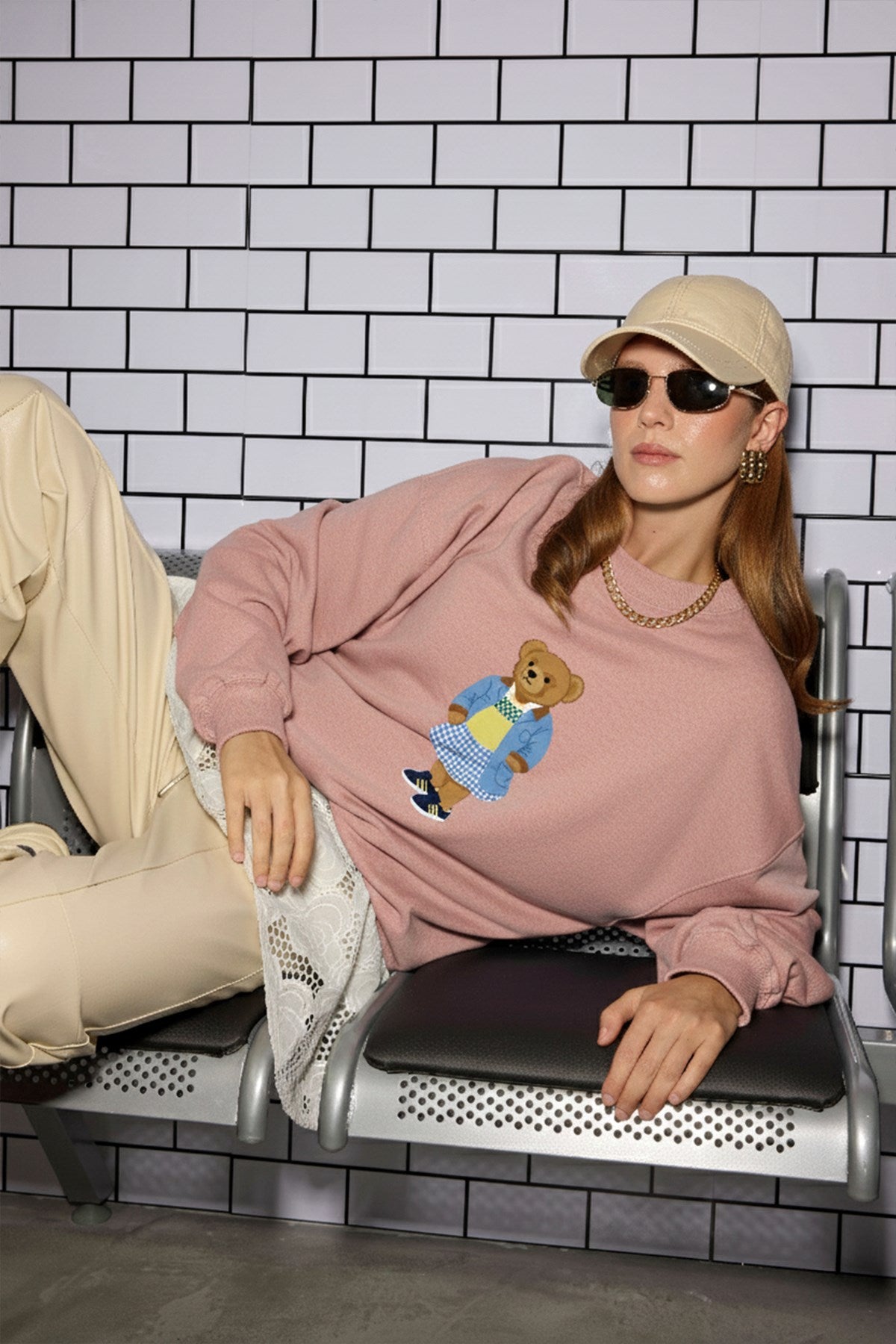 Kadın Oversize Sweatshirt Preppy Girl Bear Baskılı Pembe – Bisiklet Yaka, 3 İplik Şardonlu Polar