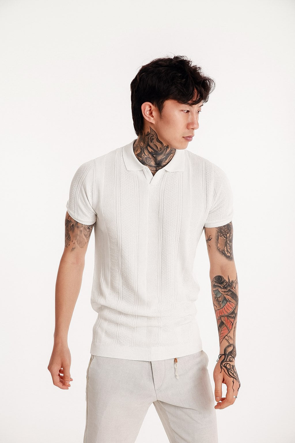 Erkek Beyaz Polo Yaka Triko Tişört – Kısa Kollu, Modern Slim Fit, Yazlık Örgü Dokulu Model