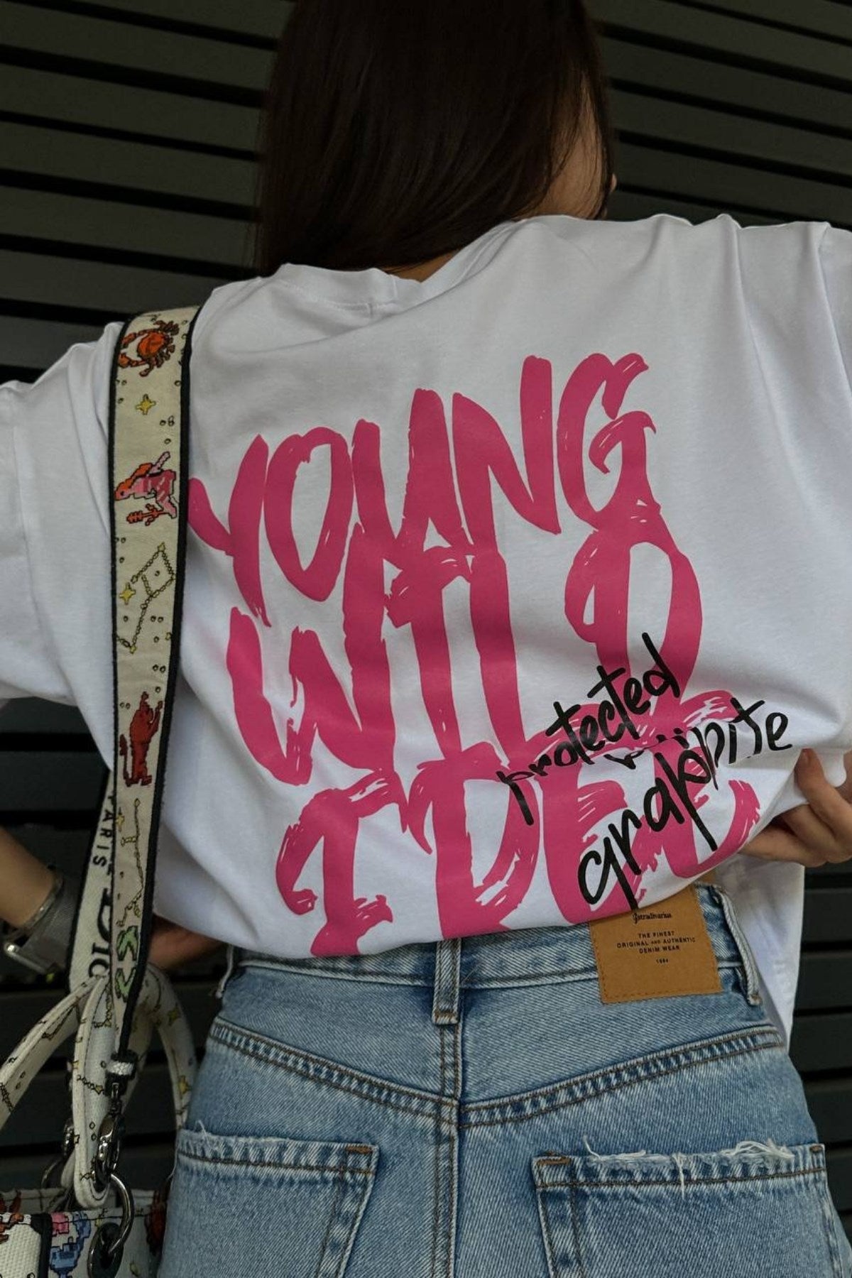 Erkek Oversize Tişört Young Wild Free Baskılı Beyaz – Sevgililer Günü, Couple, Hediye,  %100 Pamuk