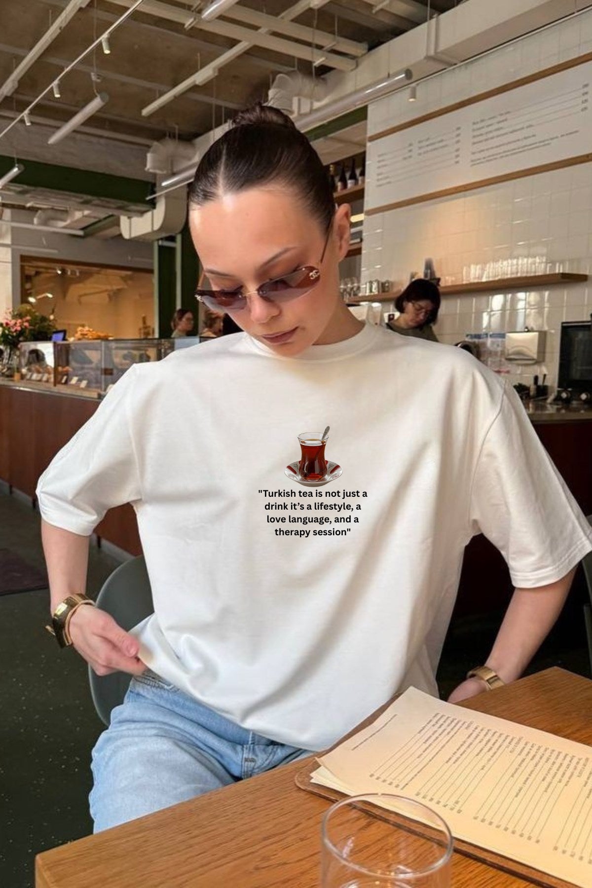 Kadın Oversize Tişört Çay Therapy Baskılı Beyaz – Bisiklet Yaka, Rahat Kalıp, %100 Pamuk