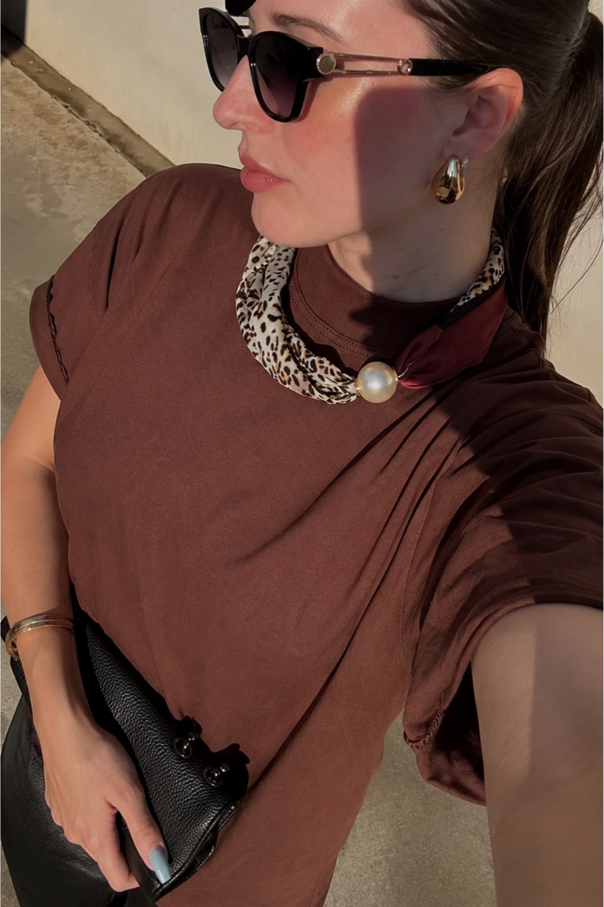 Kadın Oversize Tişört Leopard Pearl Mıknatıslı Fular Aksesuarlı Kahverengi – Rahat Kalıp, %100 Pamuk
