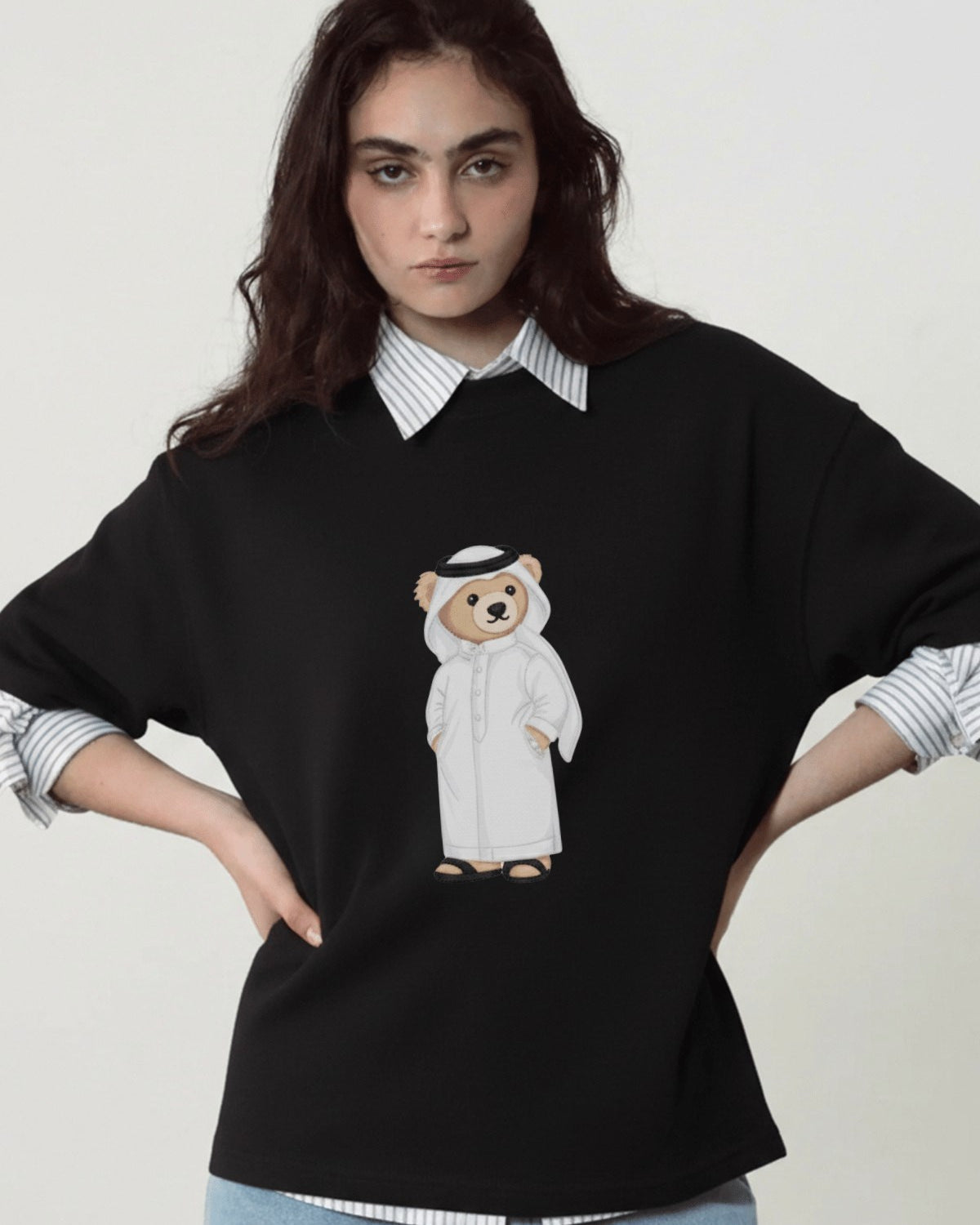 Kadın Oversize Tişört Qatari Bear White Baskılı Siyah – Bisiklet Yaka, Rahat Kalıp, %100 Pamuk