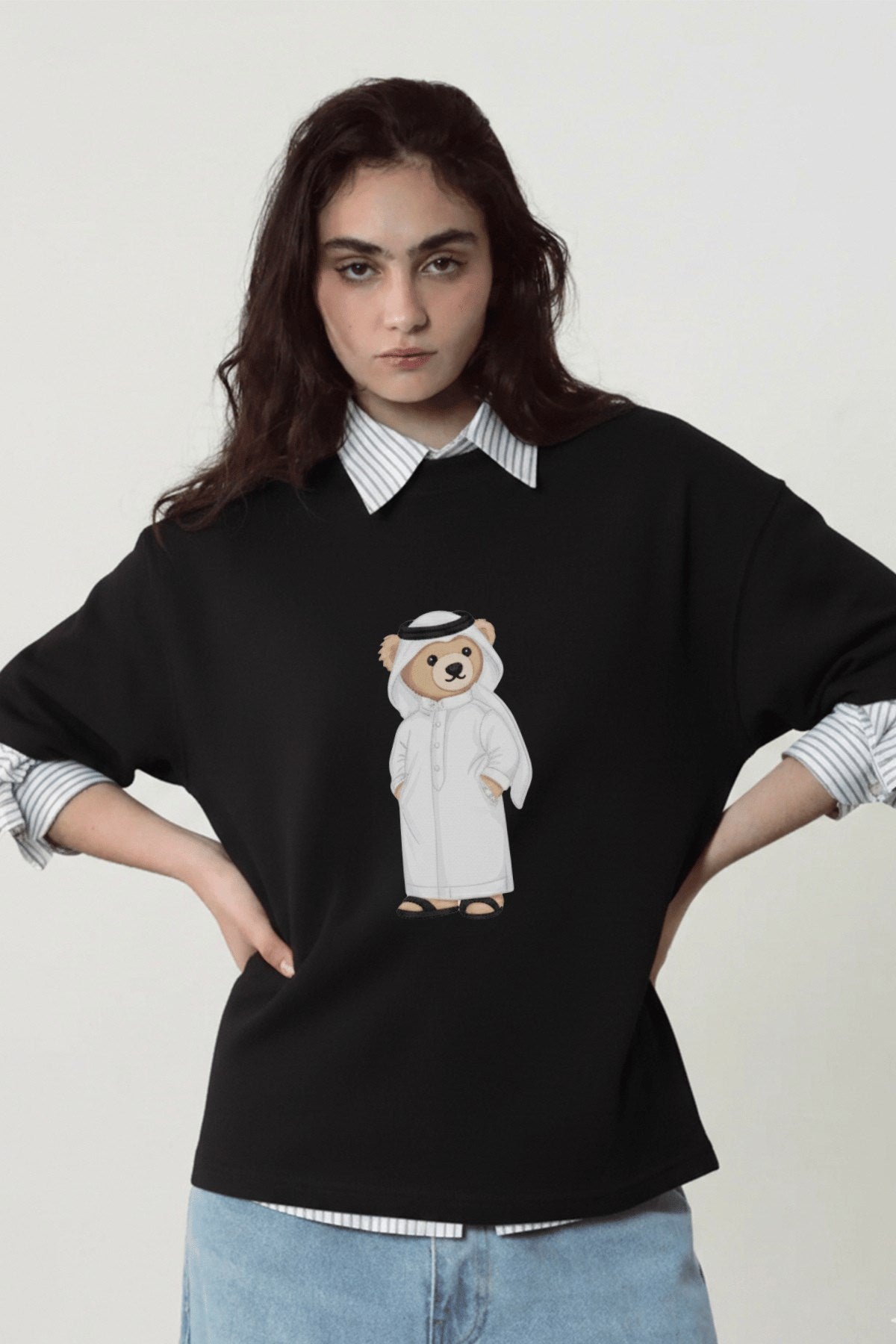 Kadın Oversize Tişört Qatari Bear White Baskılı Siyah – Bisiklet Yaka, Rahat Kalıp, %100 Pamuk