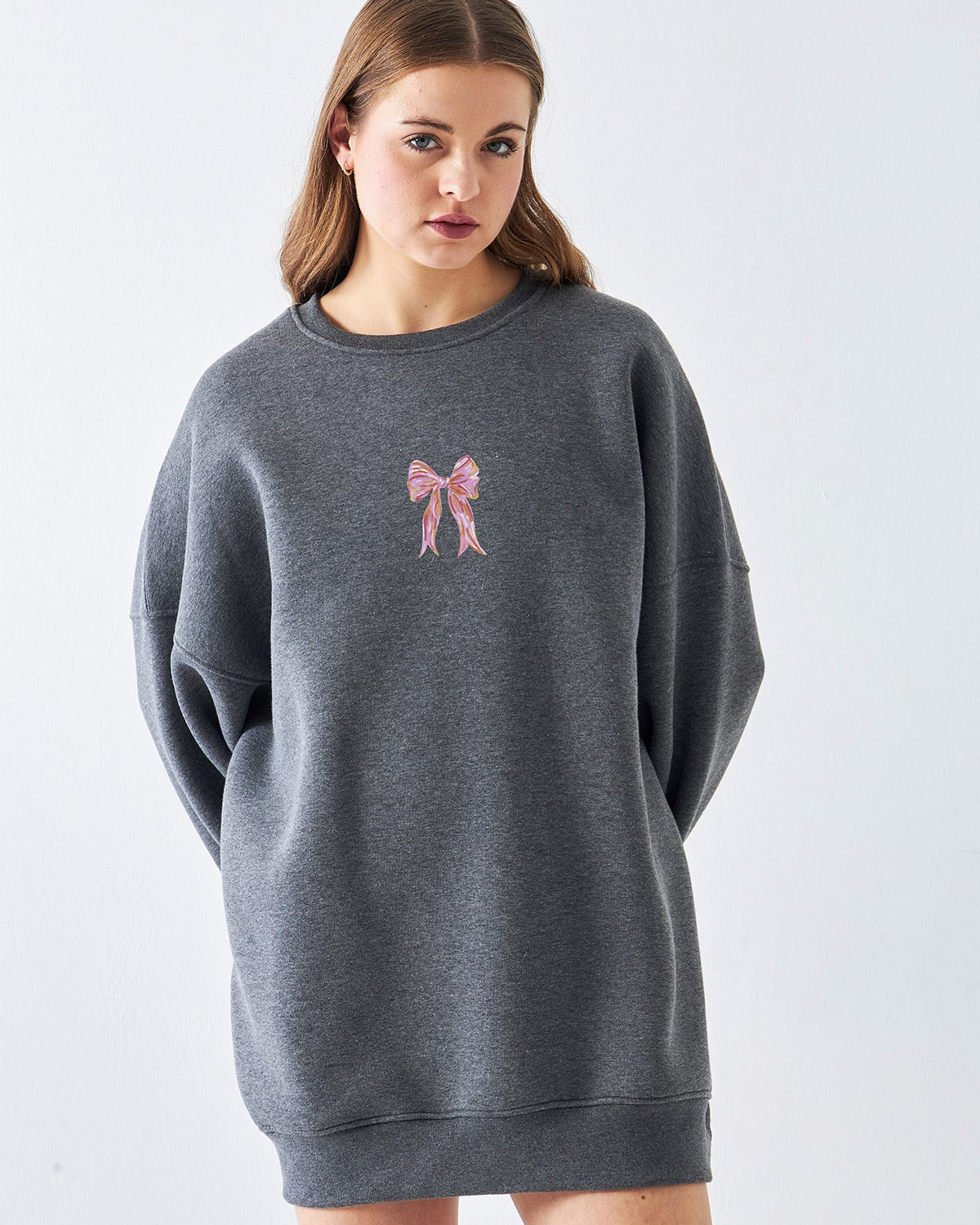 Kadın Oversize Sweat Elbise Pembe Kurdele Baskılı Füme Melanj – Bisiklet Yaka, 3İplik Şardonlu Polar