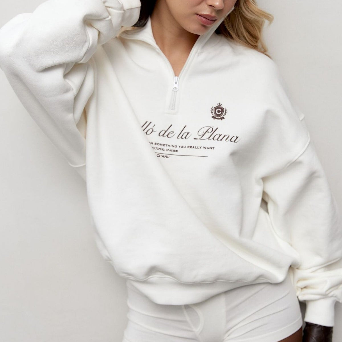 Kadın Beyaz Yarım Fermuarlı Oversize Sweatshirt – Castelló de la Plana Baskılı, Modern Şehir Stili