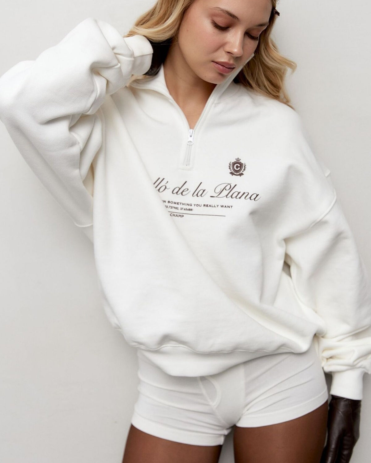 Kadın Beyaz Yarım Fermuarlı Oversize Sweatshirt – Castelló de la Plana Baskılı, Modern Şehir Stili