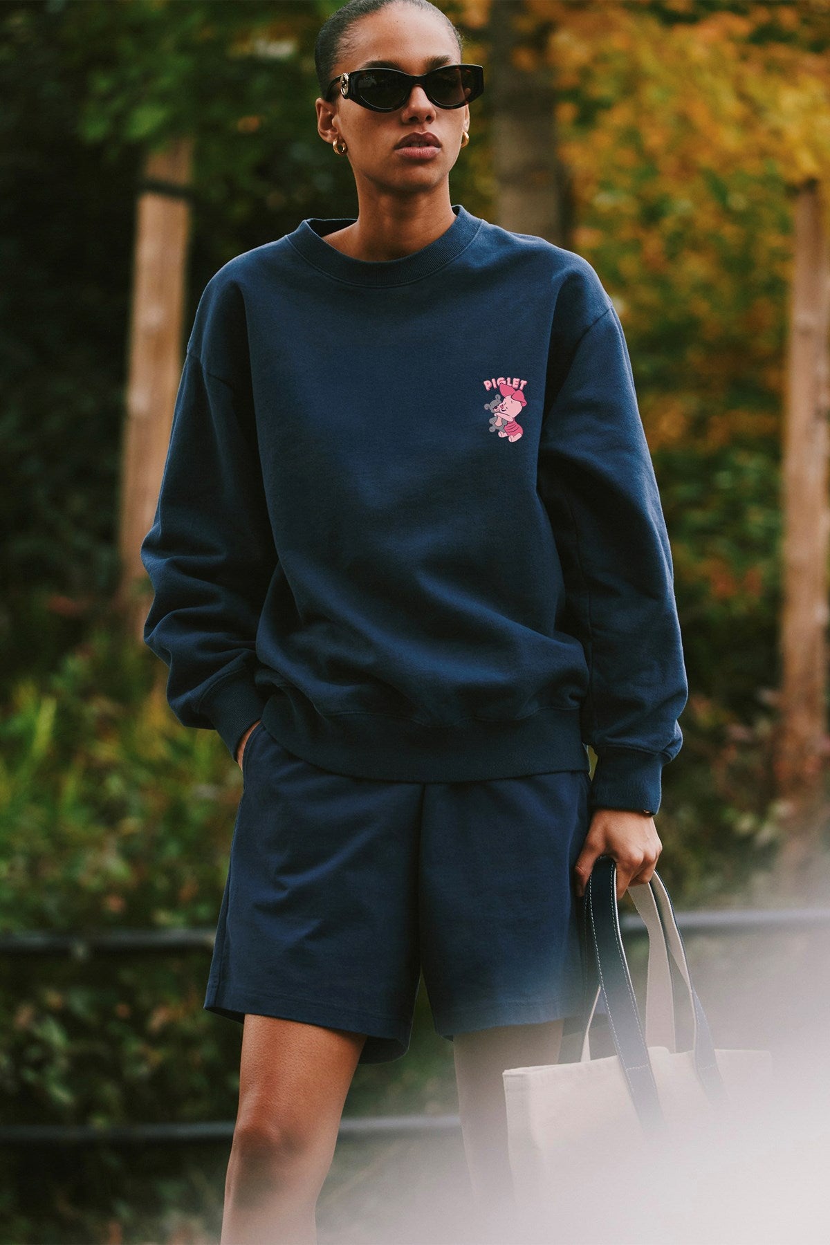 Kadın Oversize Sweatshirt Piglet Hugs Baskılı Lacivert – Bisiklet Yaka, 3 İplik Şardonlu Polar