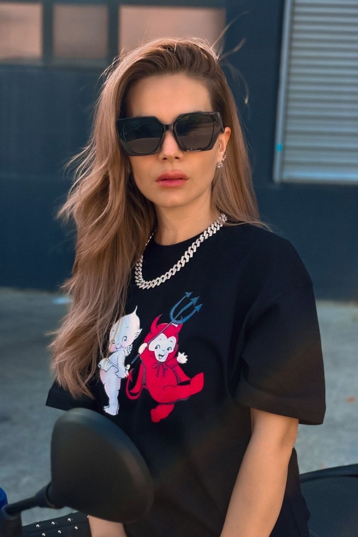 Kadın Siyah Oversize Tişört – Karakter İkili Baskılı Eğlenceli Tasarım