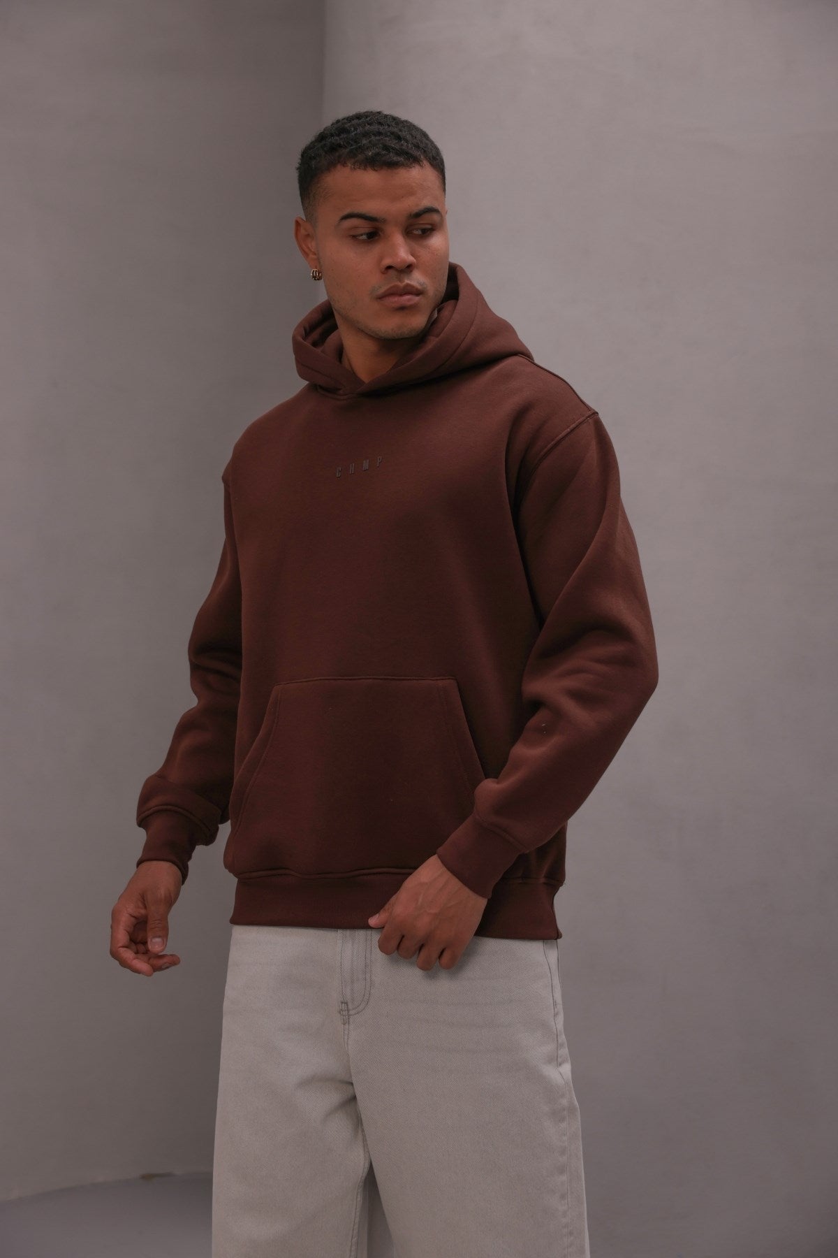 Erkek Oversize Sweatshirt Hoodie CHMP Yazlı Baskılı Kahverengi – Kapüşonlu, 3 İplik , Kanguru Cepli