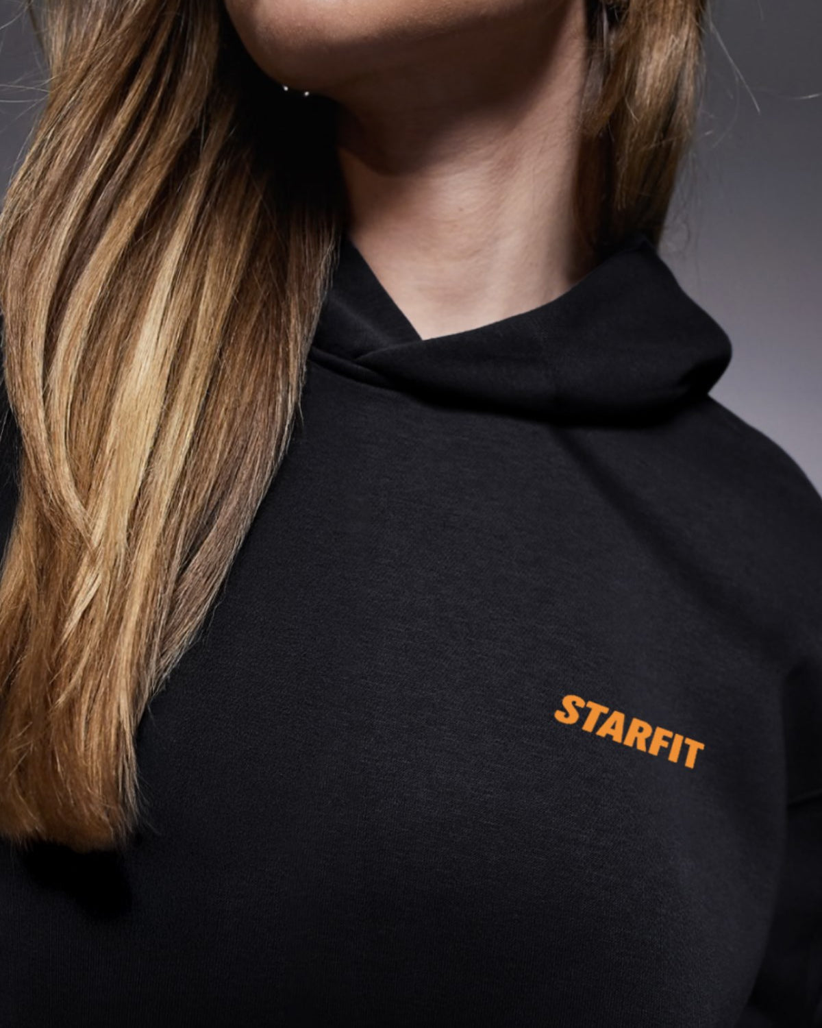 Siyah Oversize Hoodie Siyah – 3 İplik Şardonlu, Kapüşonlu Kanguru Cepli, Sırt Tam Portakal Baskı