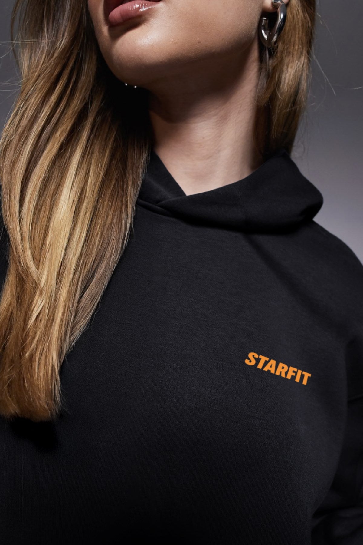 Siyah Oversize Hoodie Siyah – 3 İplik Şardonlu, Kapüşonlu Kanguru Cepli, Sırt Tam Portakal Baskı