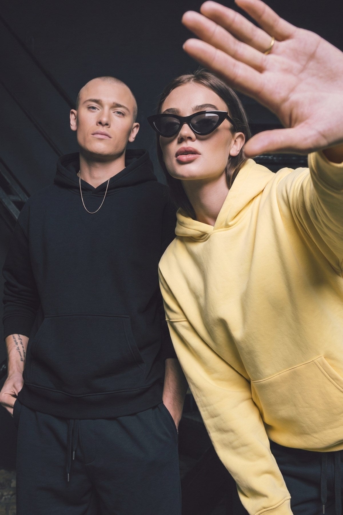 Unisex 2’li Oversize Basic Hoodie Siyah & Sarı – Kapüşonlu, Cepli, 3 İplik Şardonlu Polar