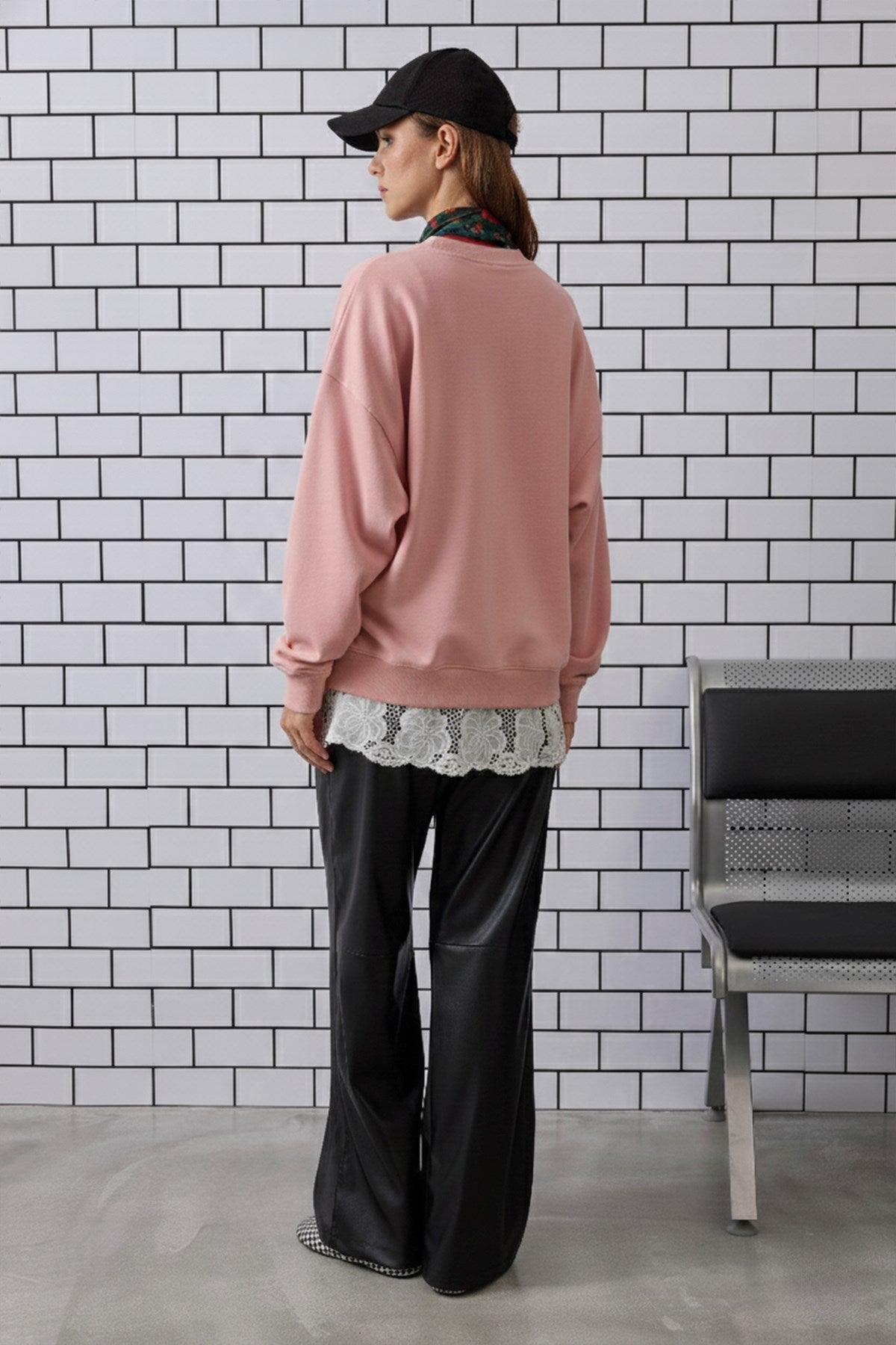 Kadın Oversize Sweatshirt City Club Bear Baskılı Pembe – Bisiklet Yaka, 3 İplik Şardonlu Polar