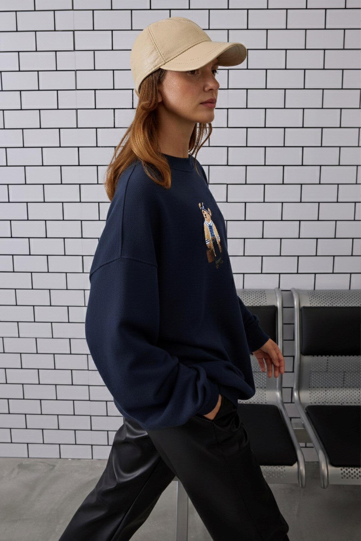 Kadın Oversize Sweatshirt Traveler Bear Baskılı Lacivert – Bisiklet Yaka, 3 İplik Şardonlu Polar