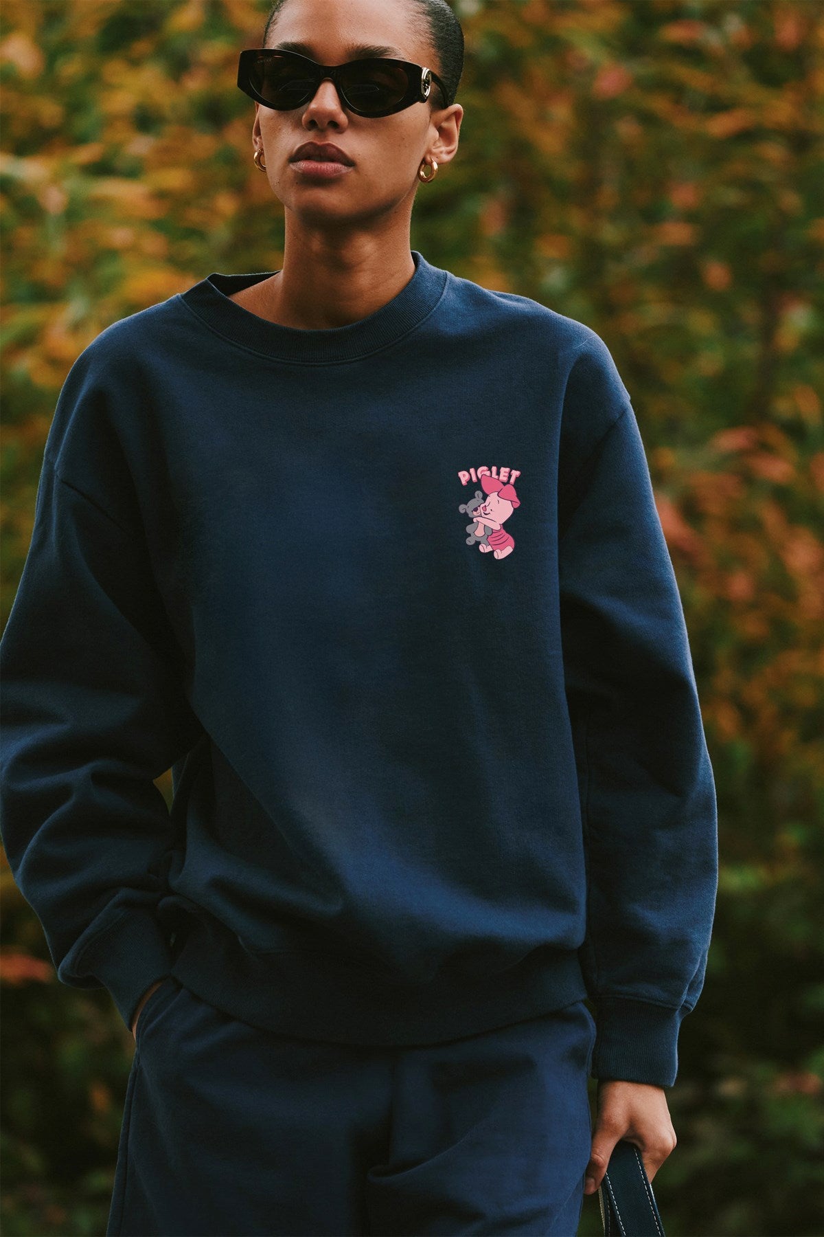 Kadın Oversize Sweatshirt Piglet Hugs Baskılı Lacivert – Bisiklet Yaka, 3 İplik Şardonlu Polar