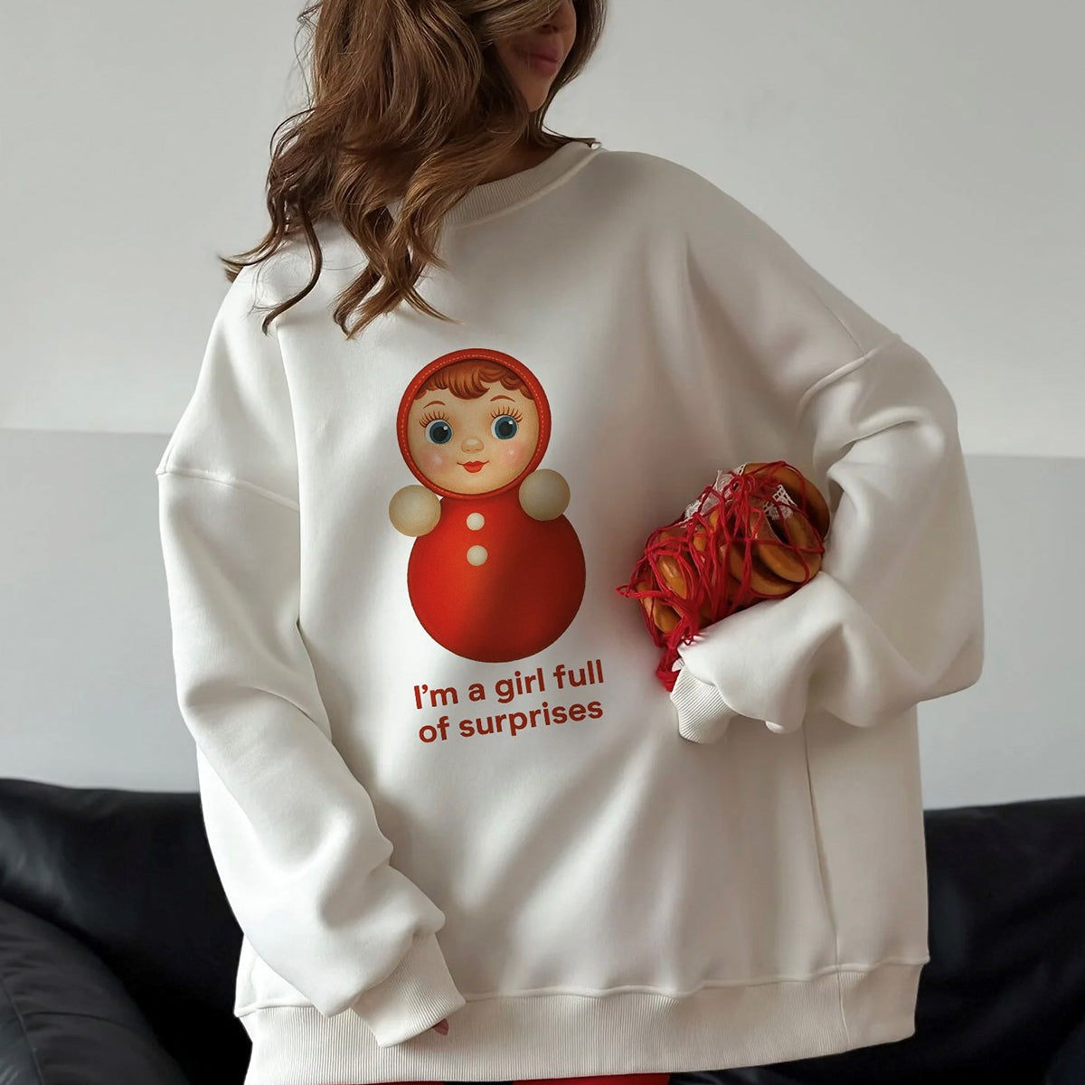 Kadın Oversize Sweatshirt Elbise Matryoshka Girl Baskılı Beyaz – Bisiklet Yaka, 3 İplik Polar