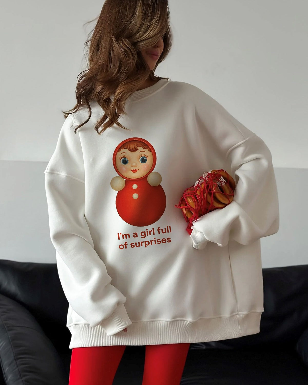 Kadın Oversize Sweatshirt Elbise Matryoshka Girl Baskılı Beyaz – Bisiklet Yaka, 3 İplik Polar