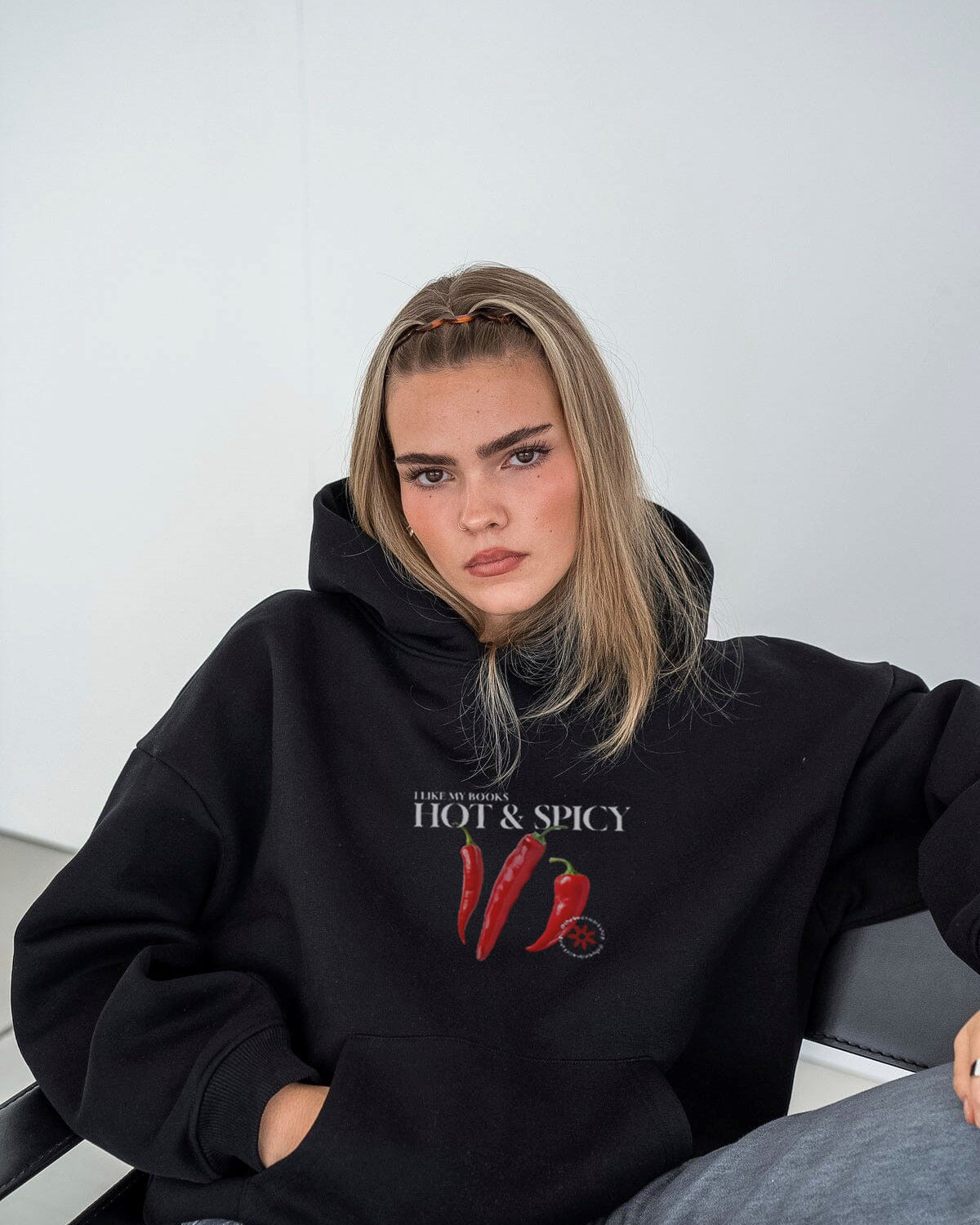 Kadın Oversize Sweatshirt Hoodie Hot & Spicy Baskılı Siyah – Kapüşonlu, 3 İplik Şardonlu Polar