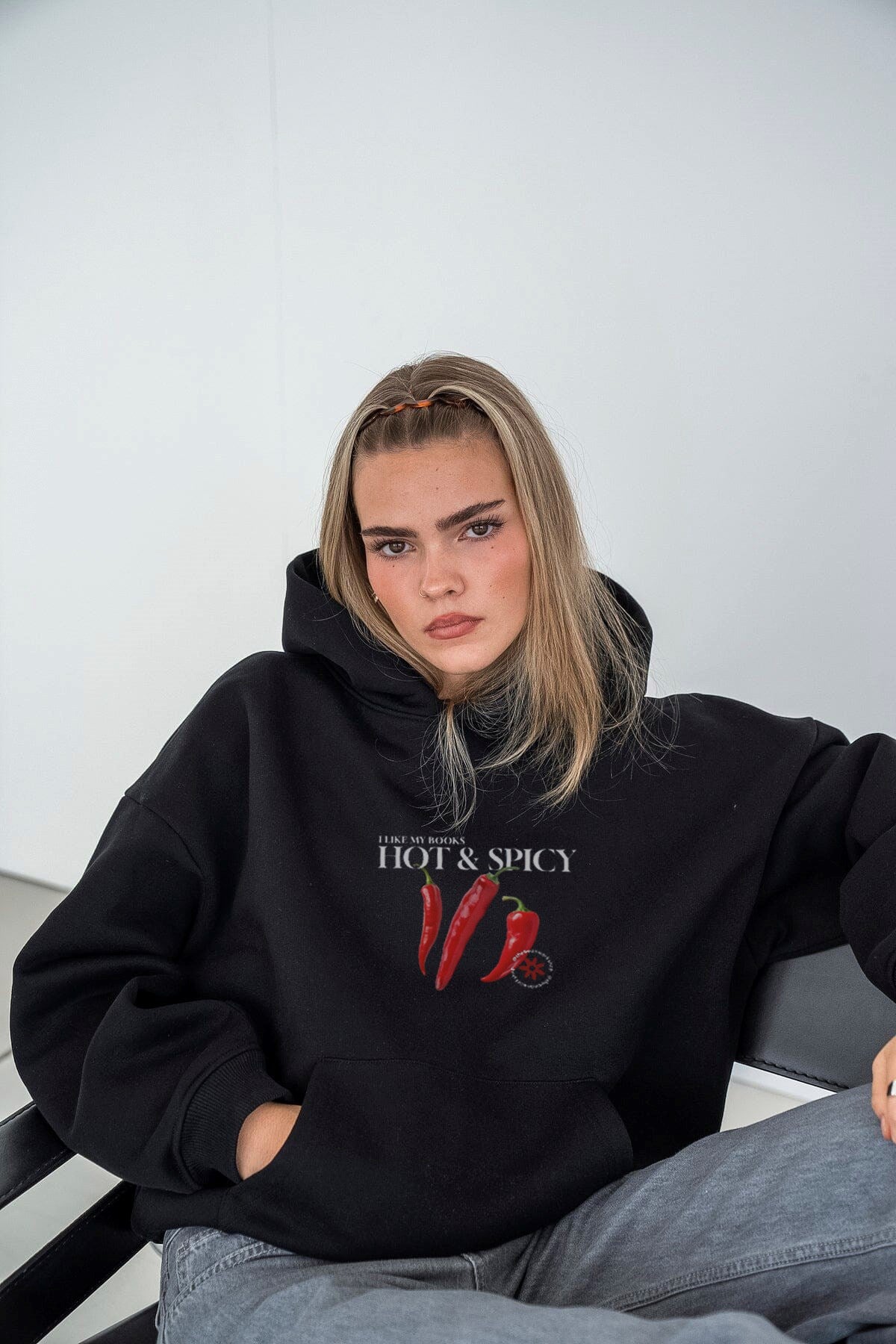 Kadın Oversize Sweatshirt Hoodie Hot & Spicy Baskılı Siyah – Kapüşonlu, 3 İplik Şardonlu Polar