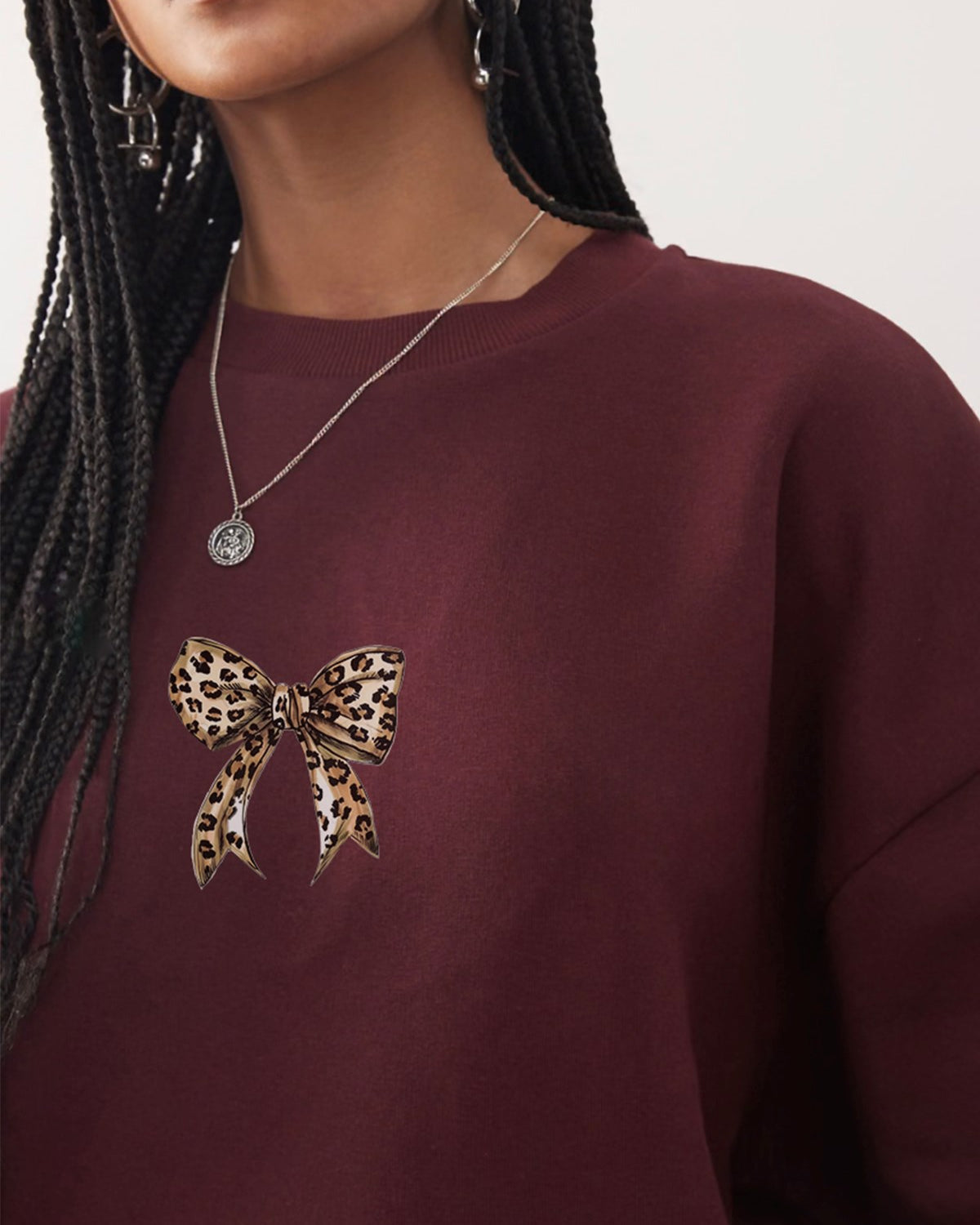 Kadın Oversize Sweatshirt Leo Kurdele Baskılı Bordo – Bisiklet Yaka, 3 İplik Şardonlu Polar