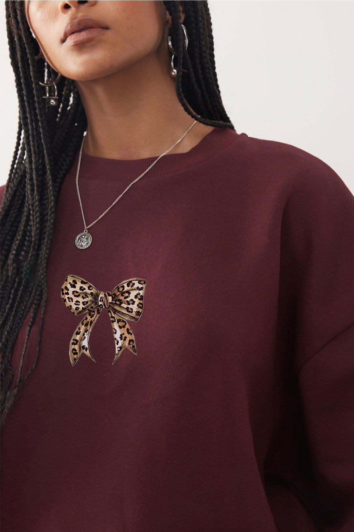 Kadın Oversize Sweatshirt Leo Kurdele Baskılı Bordo – Bisiklet Yaka, 3 İplik Şardonlu Polar