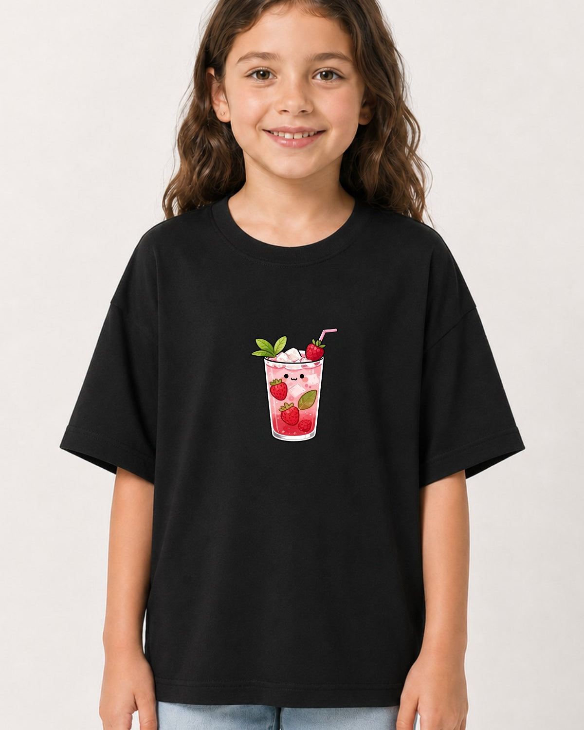 Kız Çocuk Oversize Tişört Strawberry Pop Baskılı Siyah – Bisiklet Yaka, Rahat Kalıp, %100 Pamuk