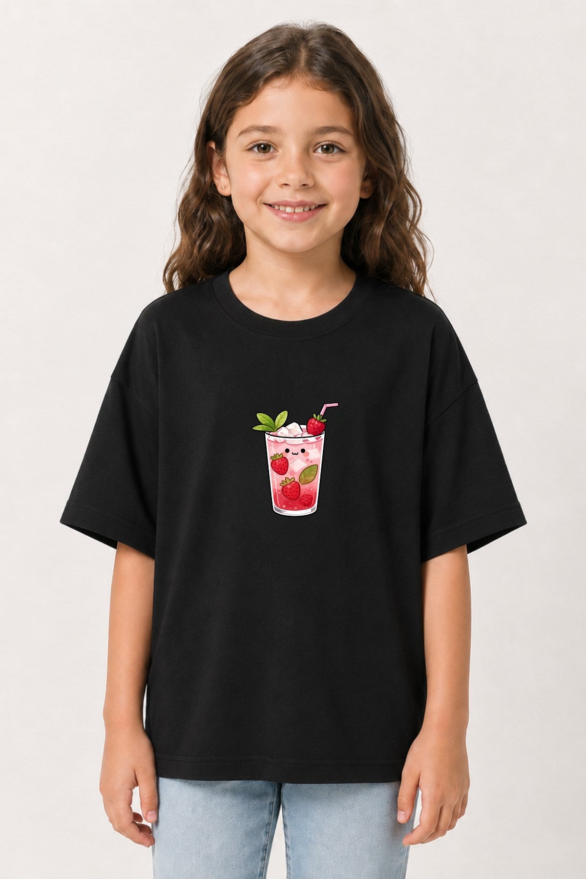 Kız Çocuk Oversize Tişört Strawberry Pop Baskılı Siyah – Bisiklet Yaka, Rahat Kalıp, %100 Pamuk