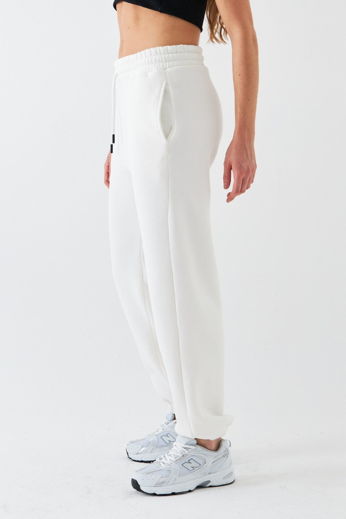 Oversize Unisex Eşofman Altı Beyaz – 3 İplik Şardonlu, Paça-Bel Lastikli, Cepli, Modern Rahat Kesim