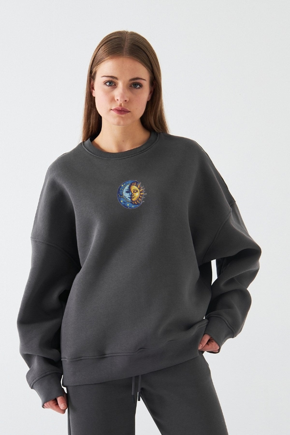 Kadın Oversize Sweatshirt Sun & Moon Baskılı Füme – Bisiklet Yaka, 3 İplik Şardonlu Polar