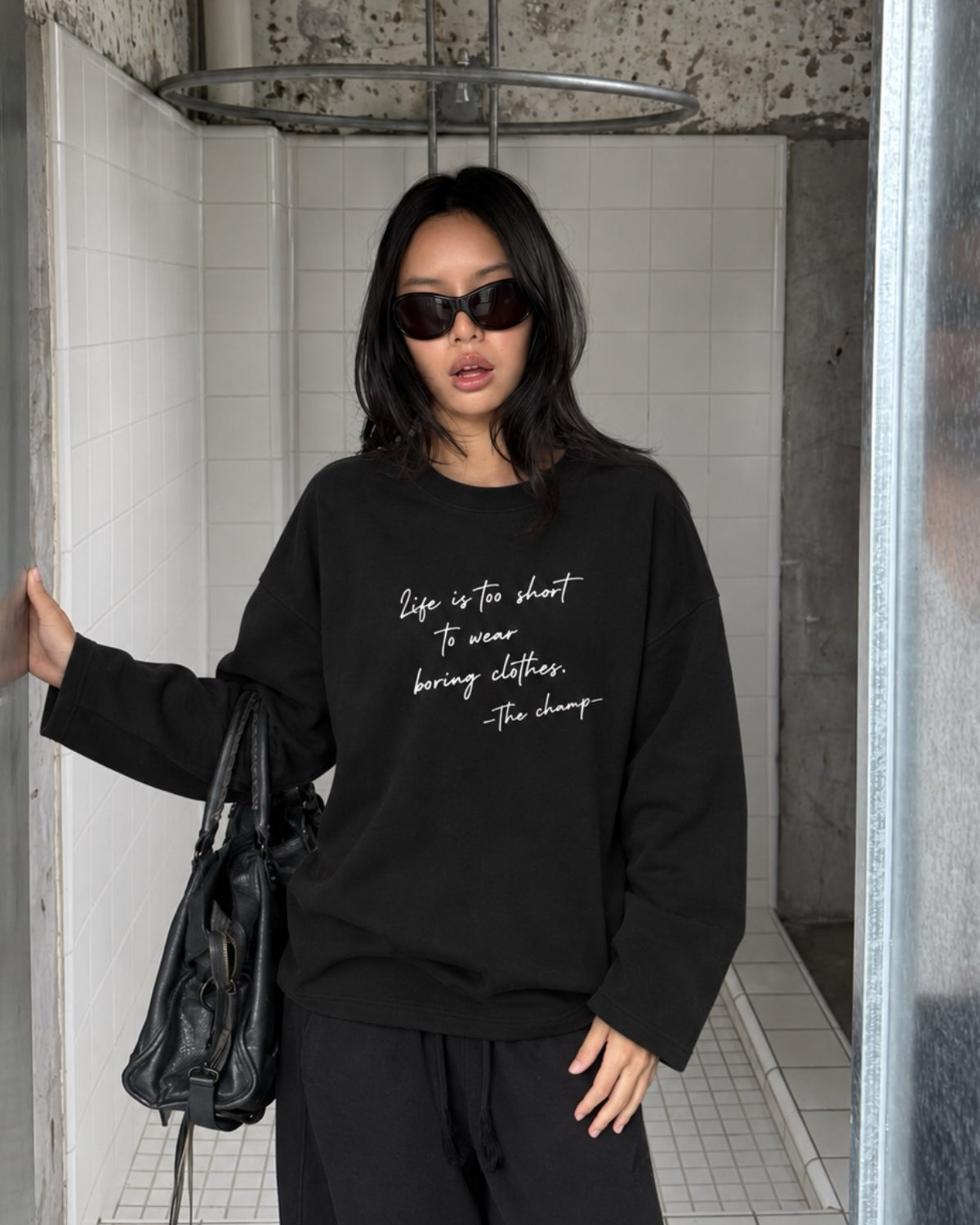 Kadın Relaxed Fit Sweatshirt Life Is Too Short Baskılı Siyah – Bisiklet Yaka, 3 İplik Şardonsuz