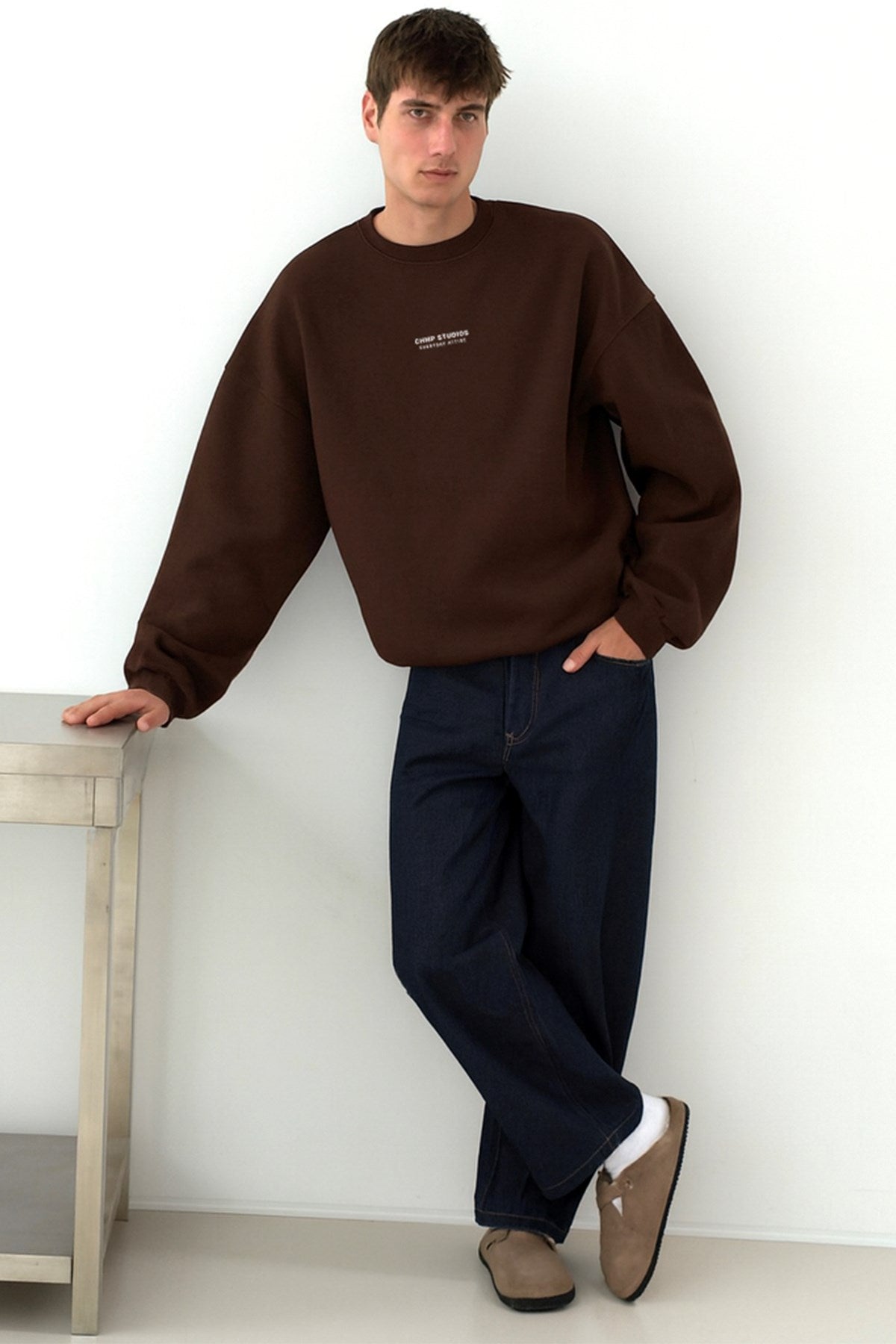 Erkek Oversize Sweatshirt CHMP STUDIOS Kahverengi – Bisiklet Yaka, 3 İplik Şardounlu Polar