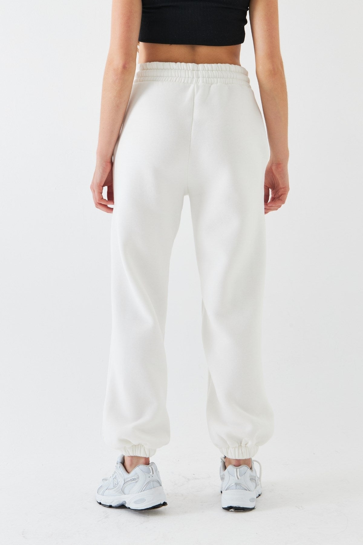 Oversize Unisex Eşofman Altı Beyaz – 3 İplik Şardonlu, Paça-Bel Lastikli, Cepli, Modern Rahat Kesim